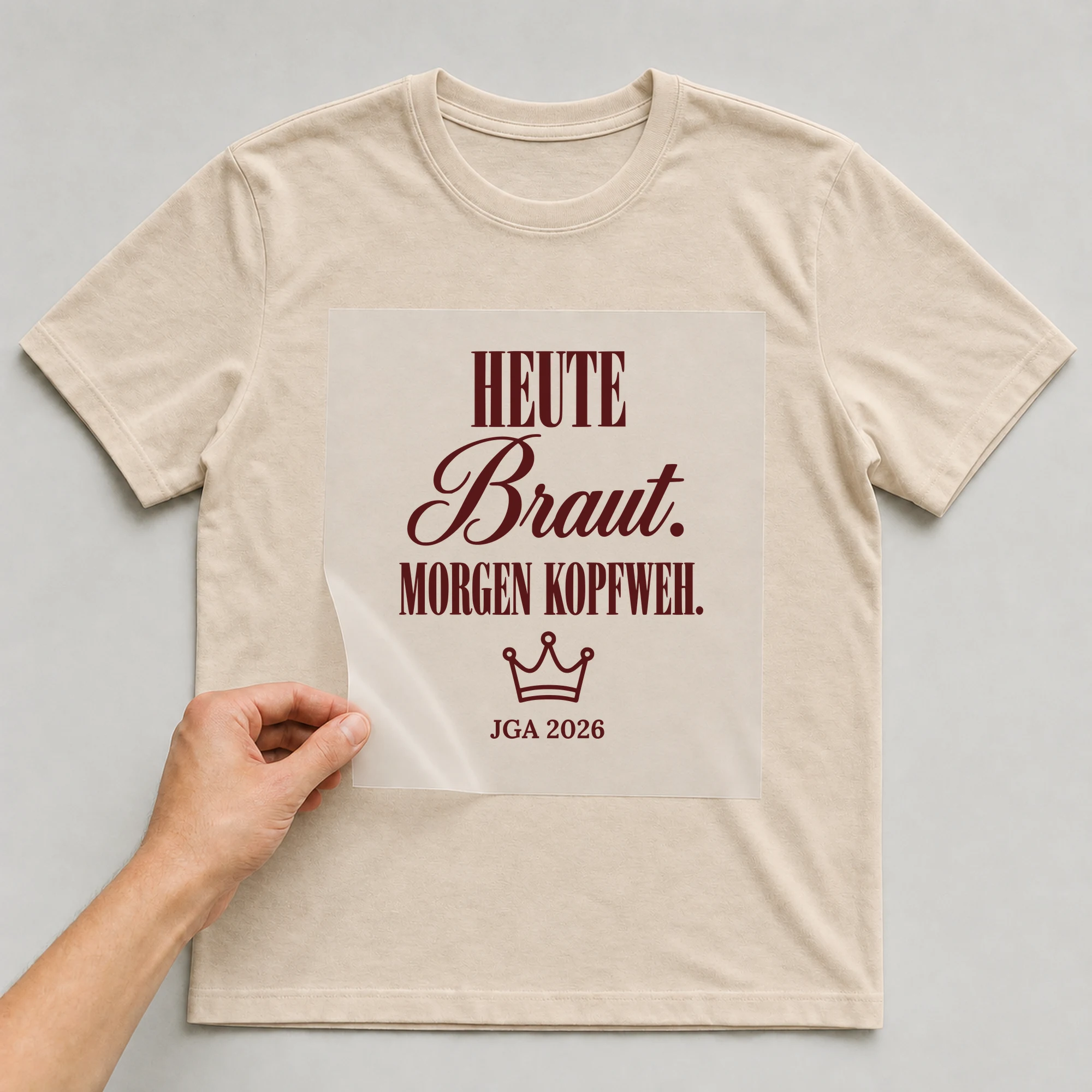 Bügelbild Heute Braut. Morgen Kopfweh. auf beigem T-Shirt, Folie wird aufgelegt