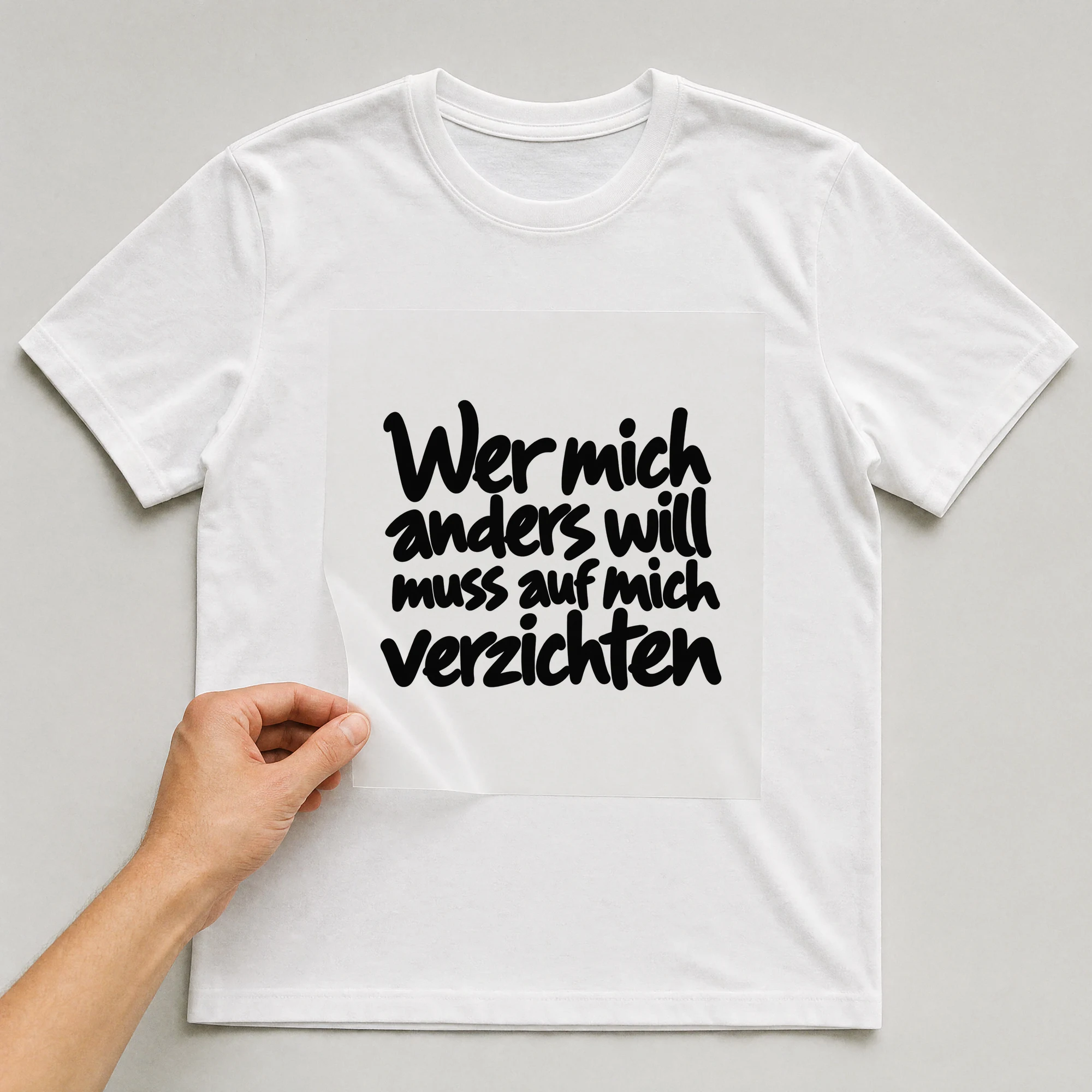 Bügelbild „Wer mich anders will muss auf mich verzichten“ auf weißem T-Shirt, Folie wird aufgelegt