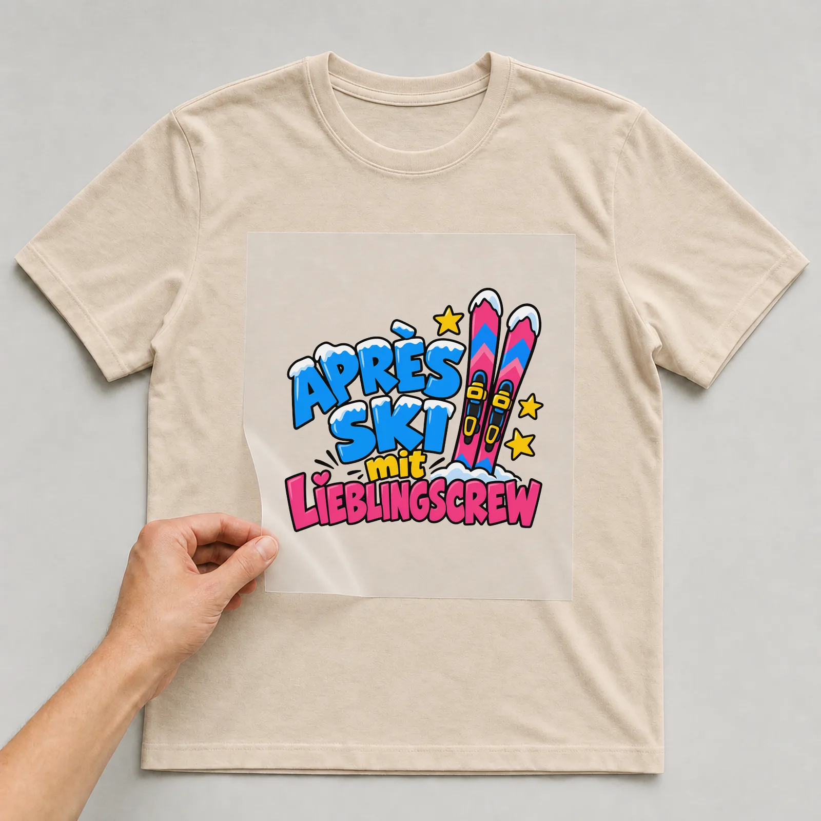 Bügelbild „Après Ski mit Lieblingscrew“ auf beigem T-Shirt, Folie wird aufgelegt