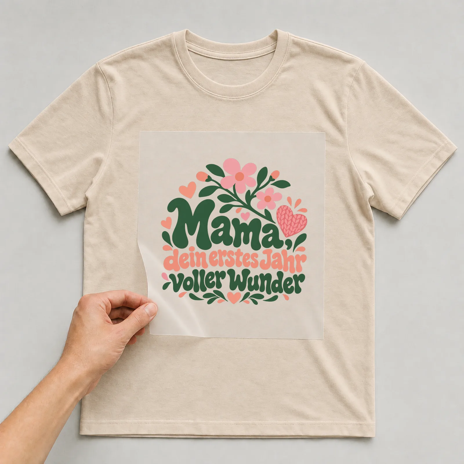 Bügelbild „Mama, dein erstes Jahr voller Wunder“ auf beigem T-Shirt, Folie wird aufgelegt