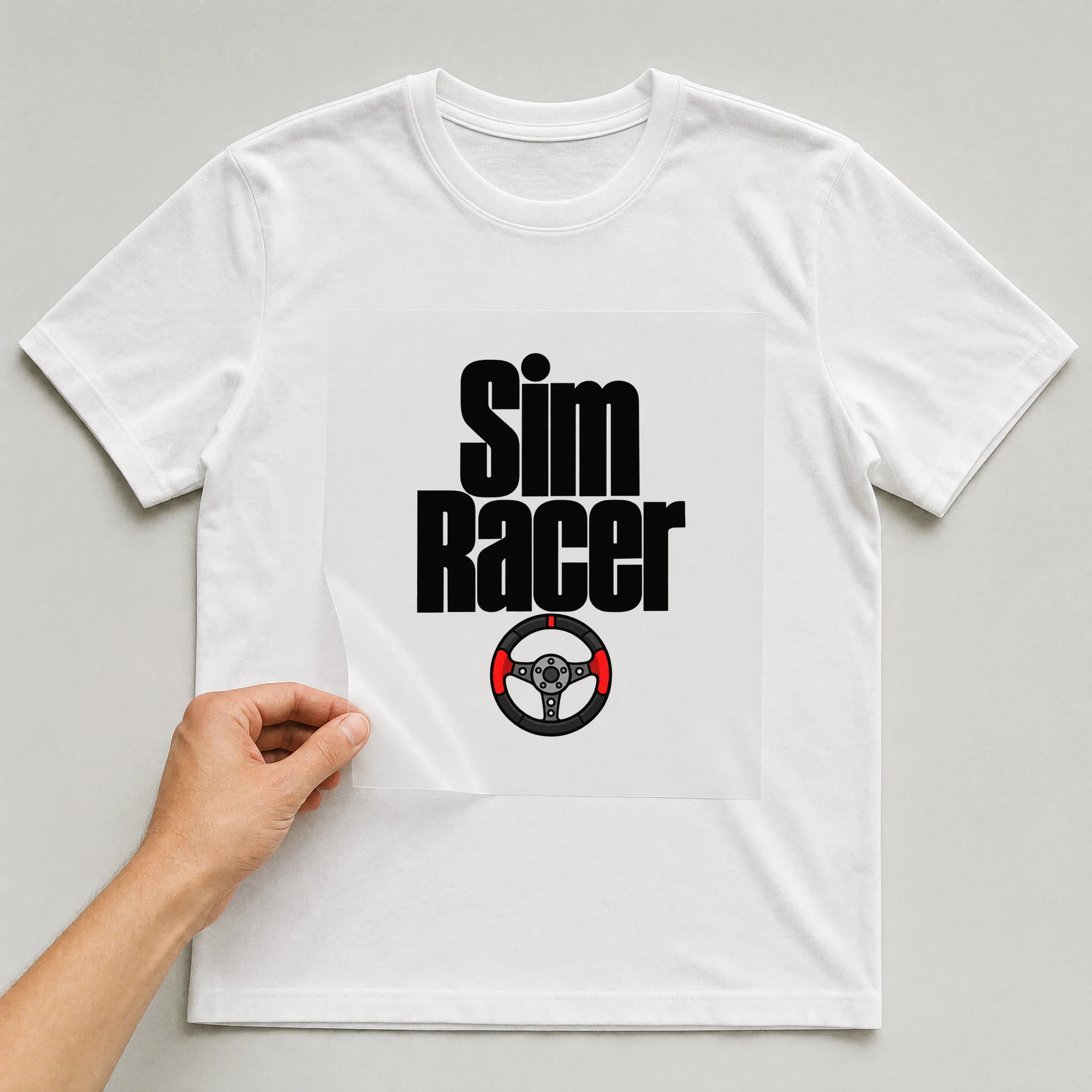Bügelbild „Sim Racer“ auf weißem T-Shirt, Folie wird aufgelegt
