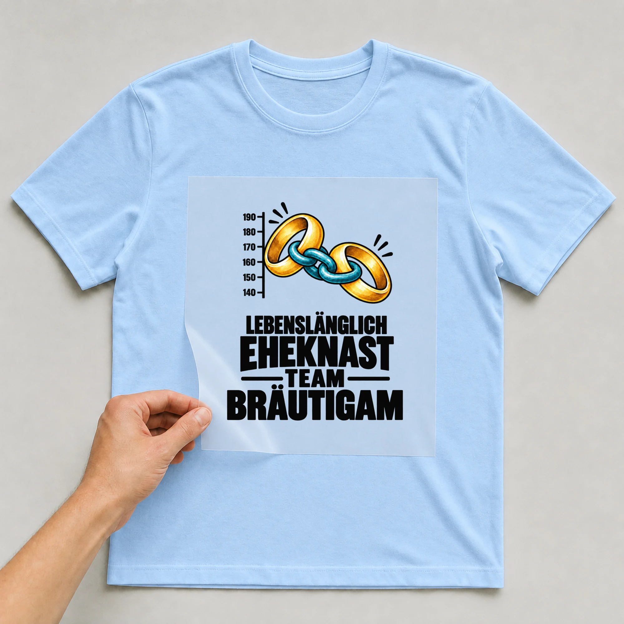 Bügelbild „190 180 170 160 150 140 Lebenslänglich Eheknast Team Bräutigam“ auf babyblauem T-Shirt, Folie wird aufgelegt