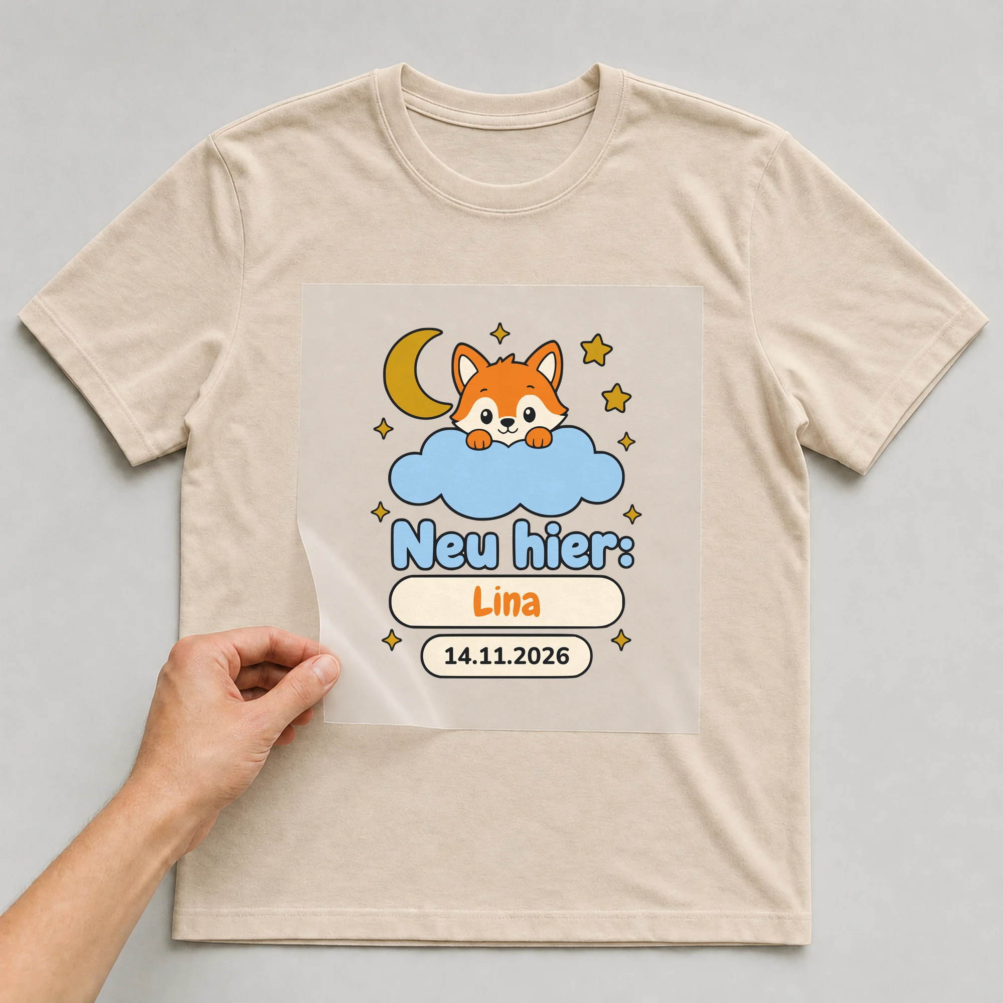Bügelbild Neu hier mit Name und Datum auf beigem T-Shirt, Folie wird aufgelegt