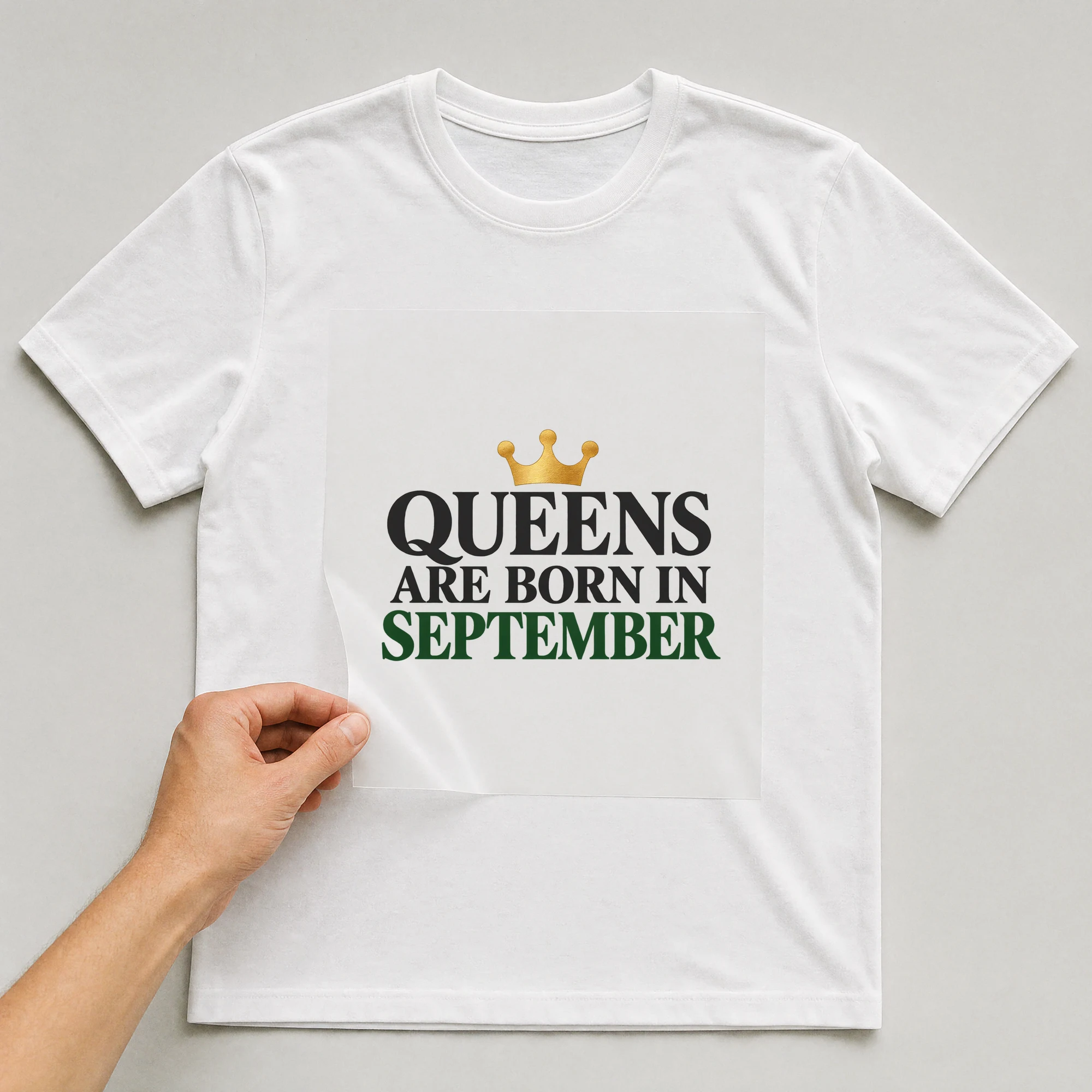 Bügelbild „Queens Are Born In September“ auf weißem T-Shirt, Folie wird aufgelegt