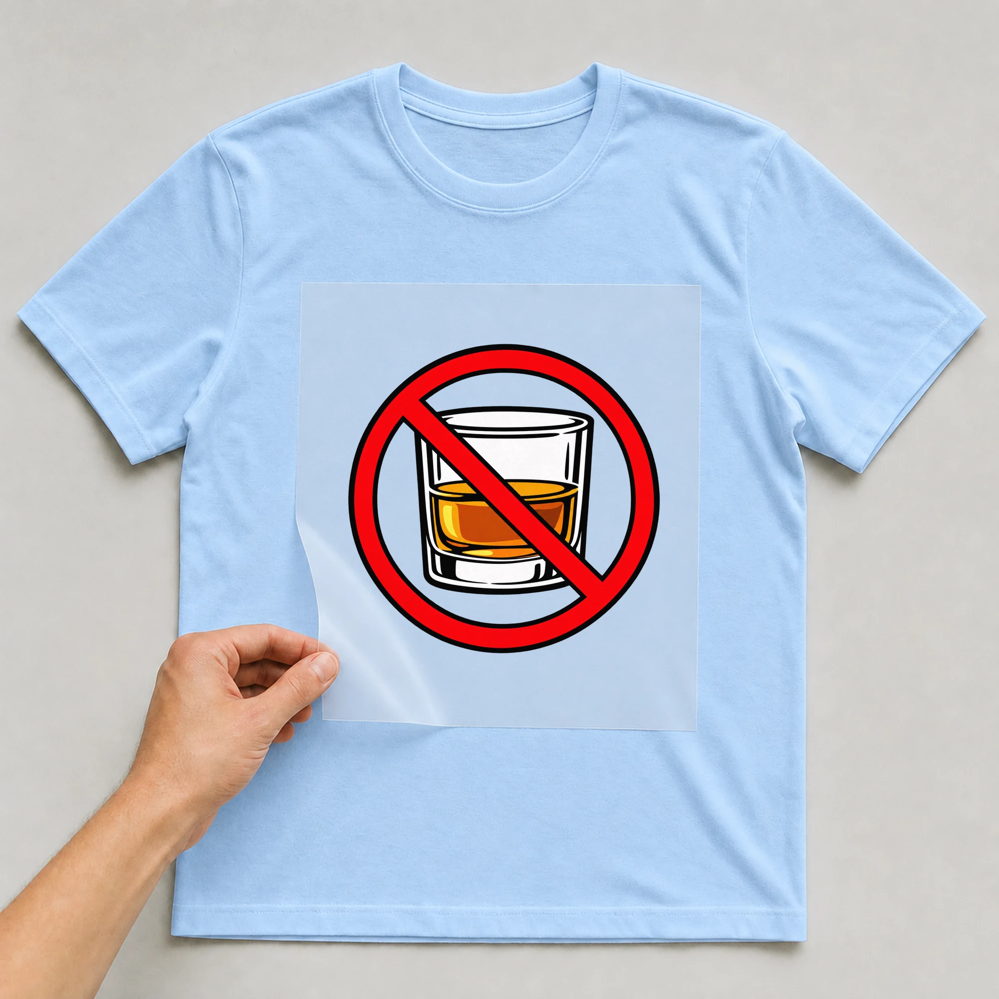 Bügelbild „No Drinking Sign“ auf babyblauem T-Shirt, Folie wird aufgelegt