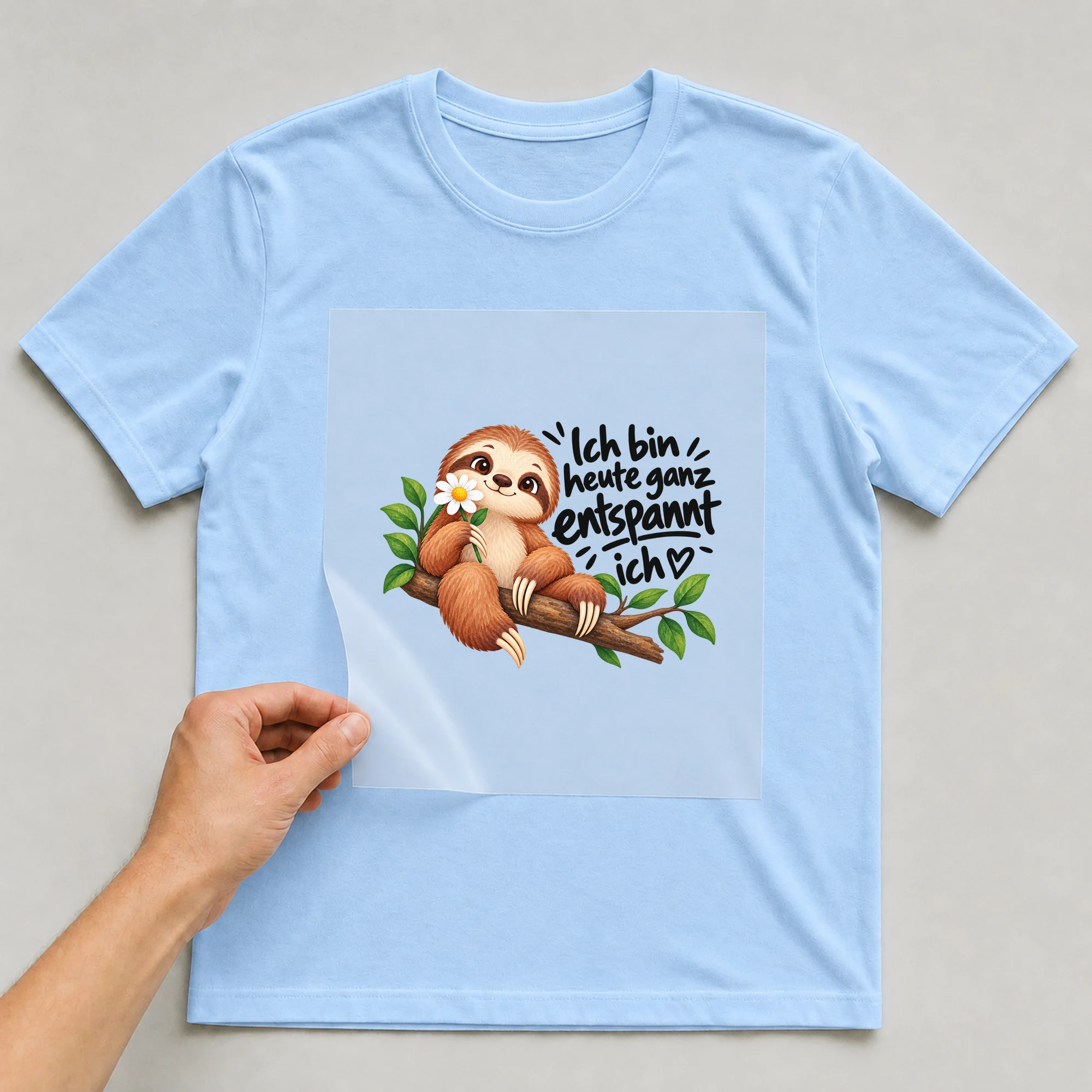 Bügelbild „Ich bin heute ganz entspannt ich“ auf babyblauem T-Shirt, Folie wird aufgelegt