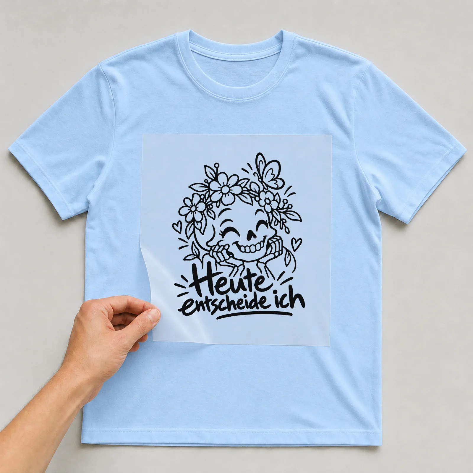 Bügelbild „Heute entscheide ich“ auf hellblauem T-Shirt, Folie wird aufgelegt