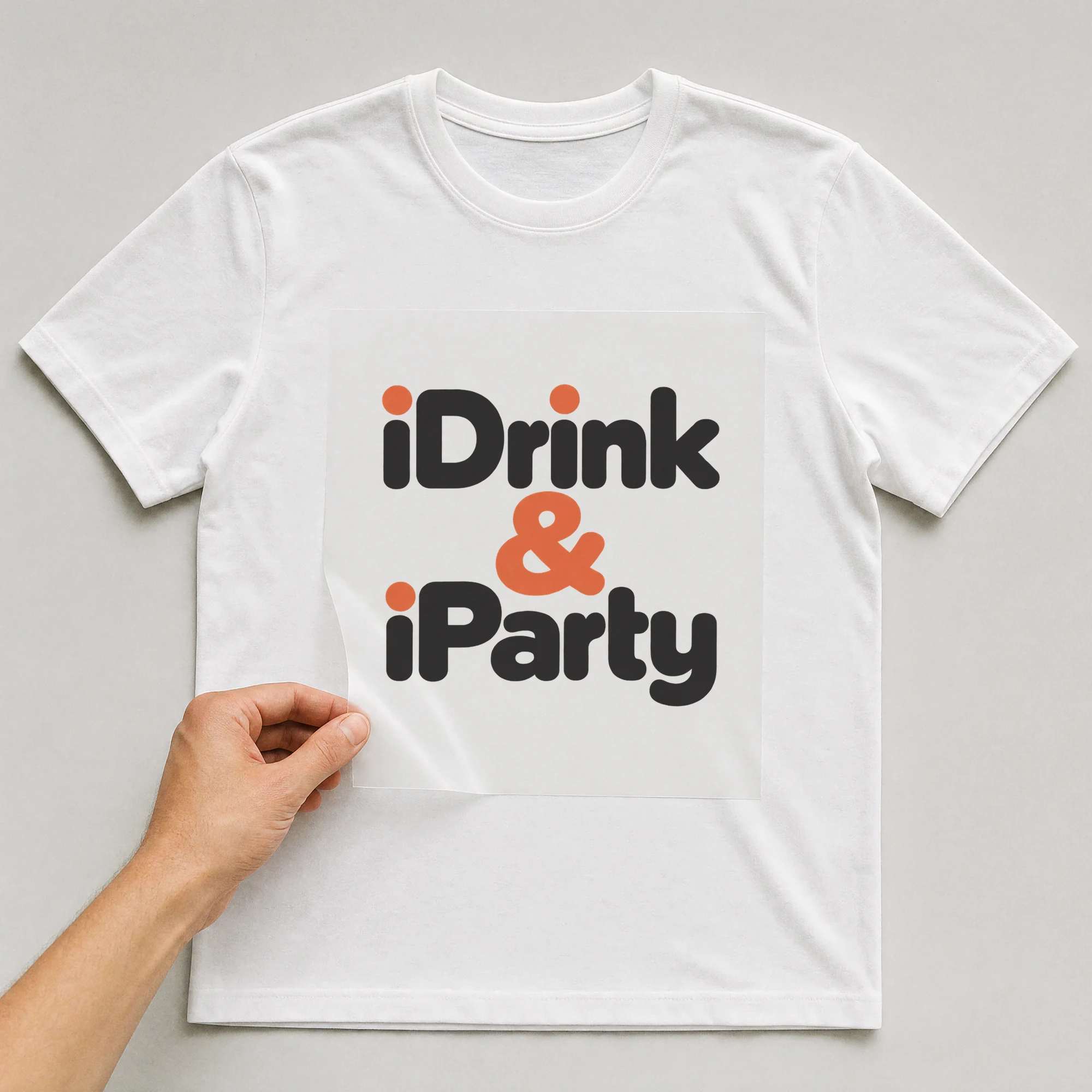 Bügelbild „iDrink & iParty“ auf weißem T-Shirt, Folie wird aufgelegt