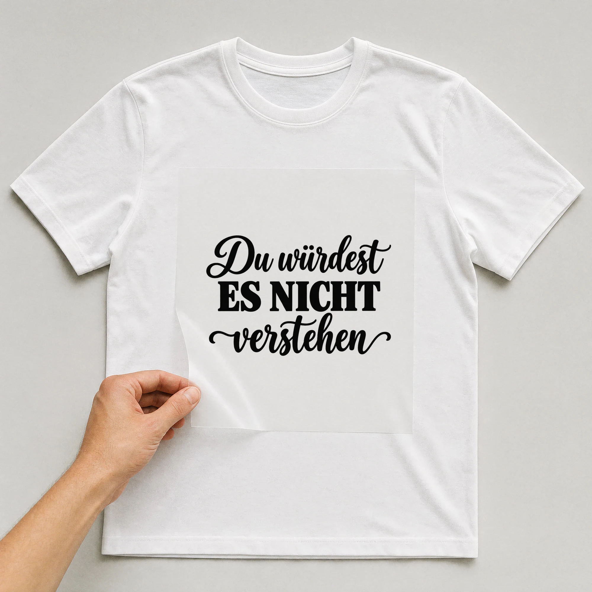Bügelbild „Du würdest es nicht verstehen“ auf weißem T-Shirt, Folie wird aufgelegt