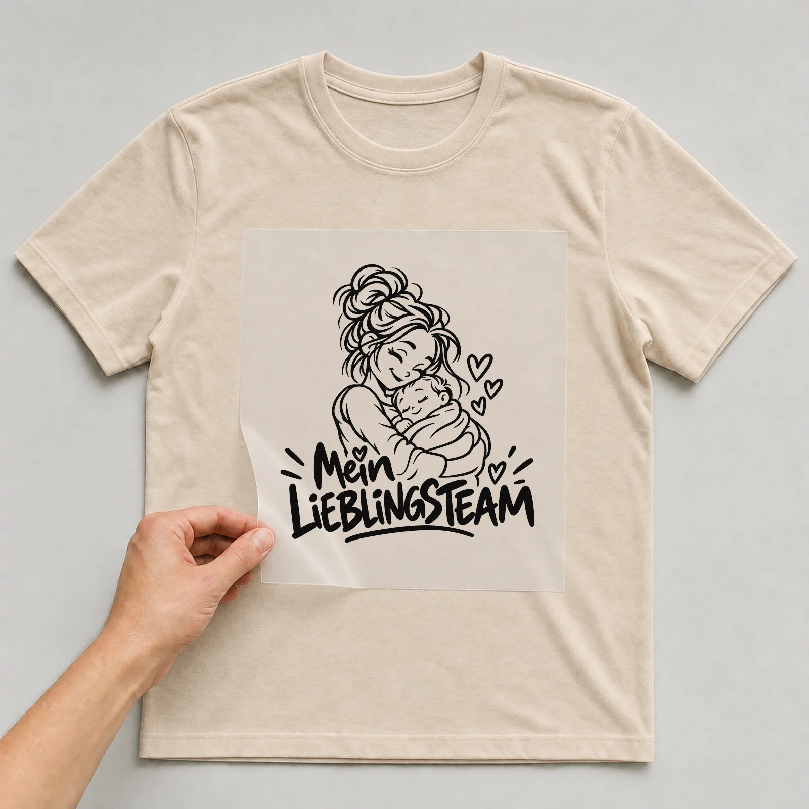 Bügelbild „Mein Lieblingsteam“ auf beigem T-Shirt, Folie wird aufgelegt