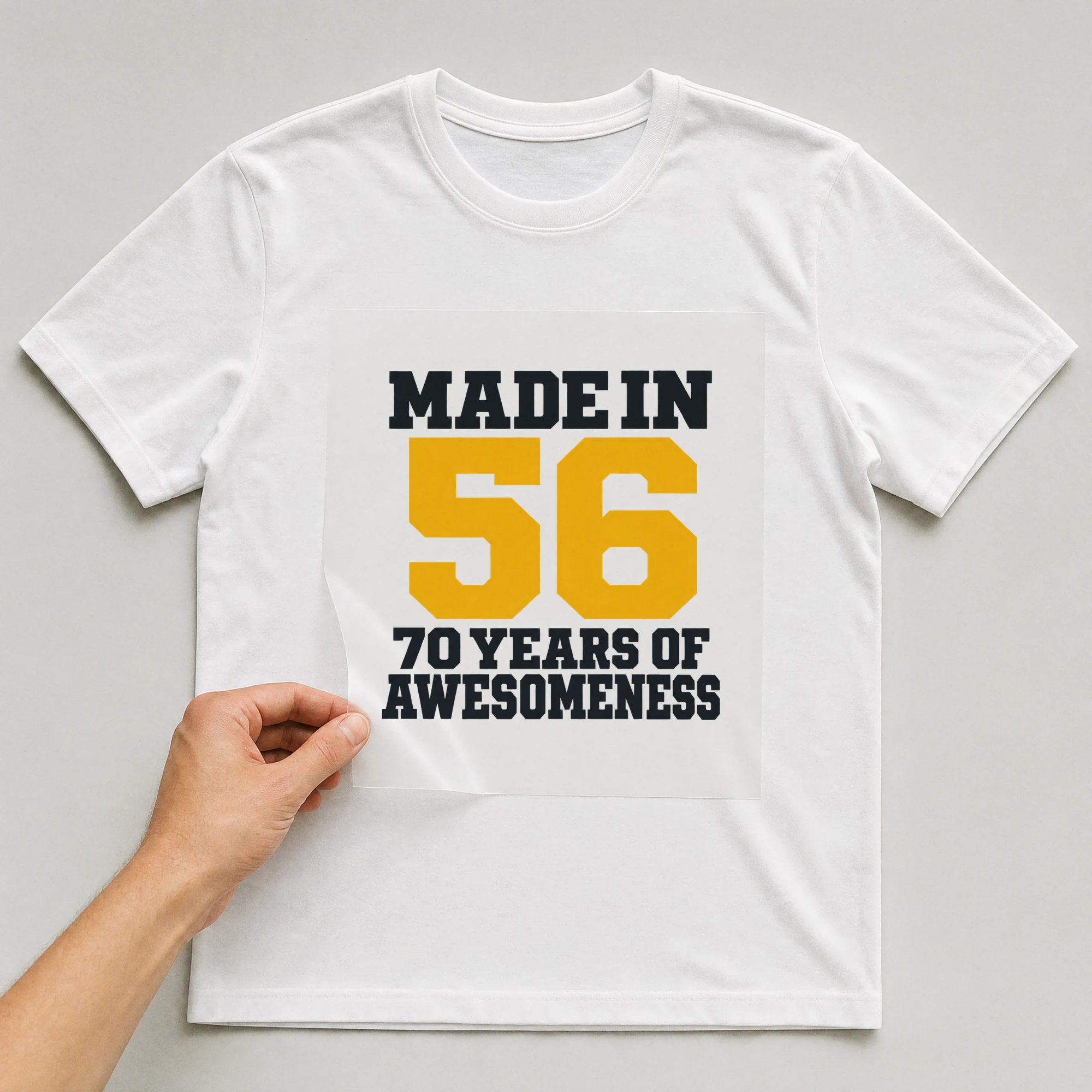 Bügelbild „Made In 56 70 Years Of Awesomeness“ auf weißem T-Shirt, Folie wird aufgelegt