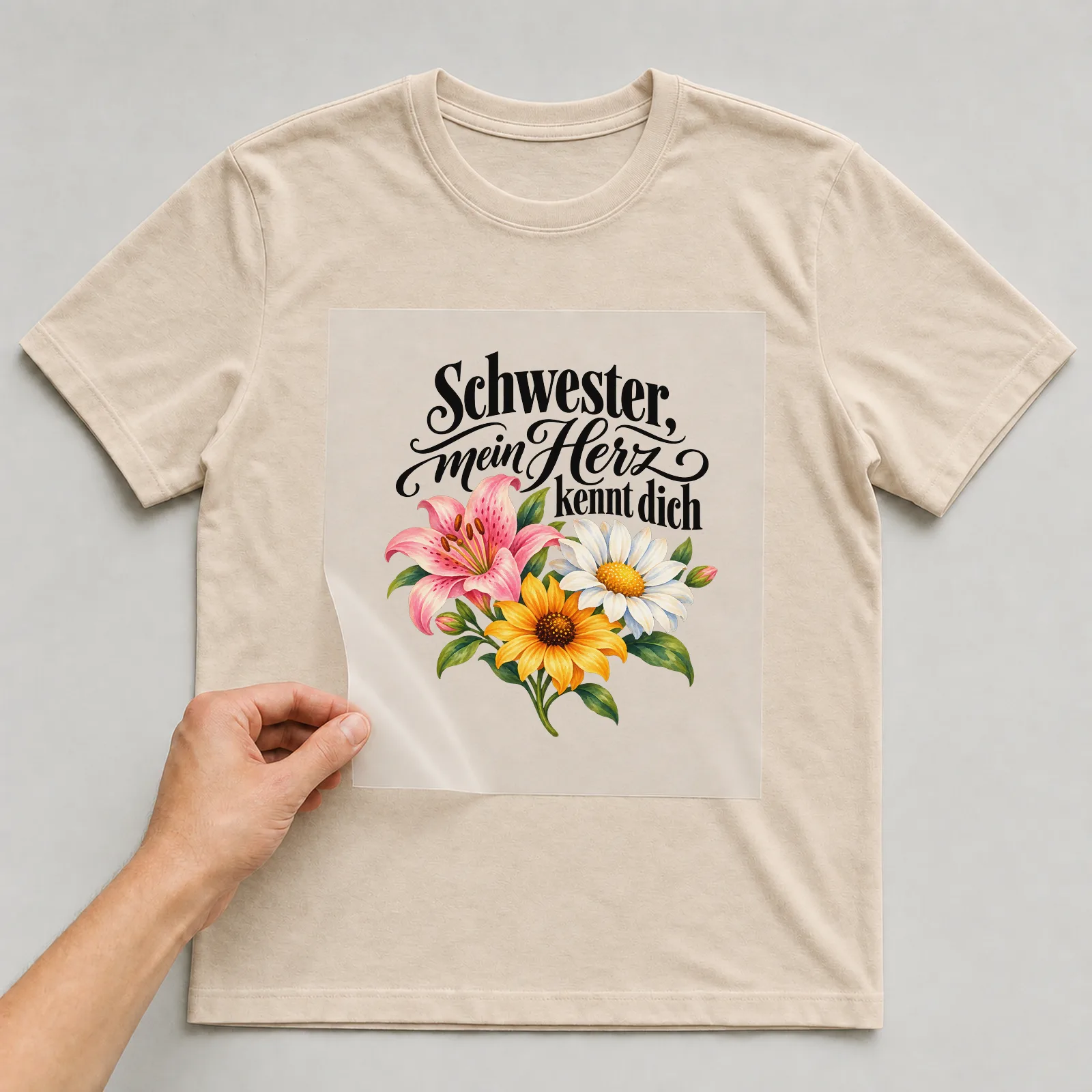 Bügelbild „Schwester, mein Herz kennt dich“ auf beigem T-Shirt, Folie wird aufgelegt