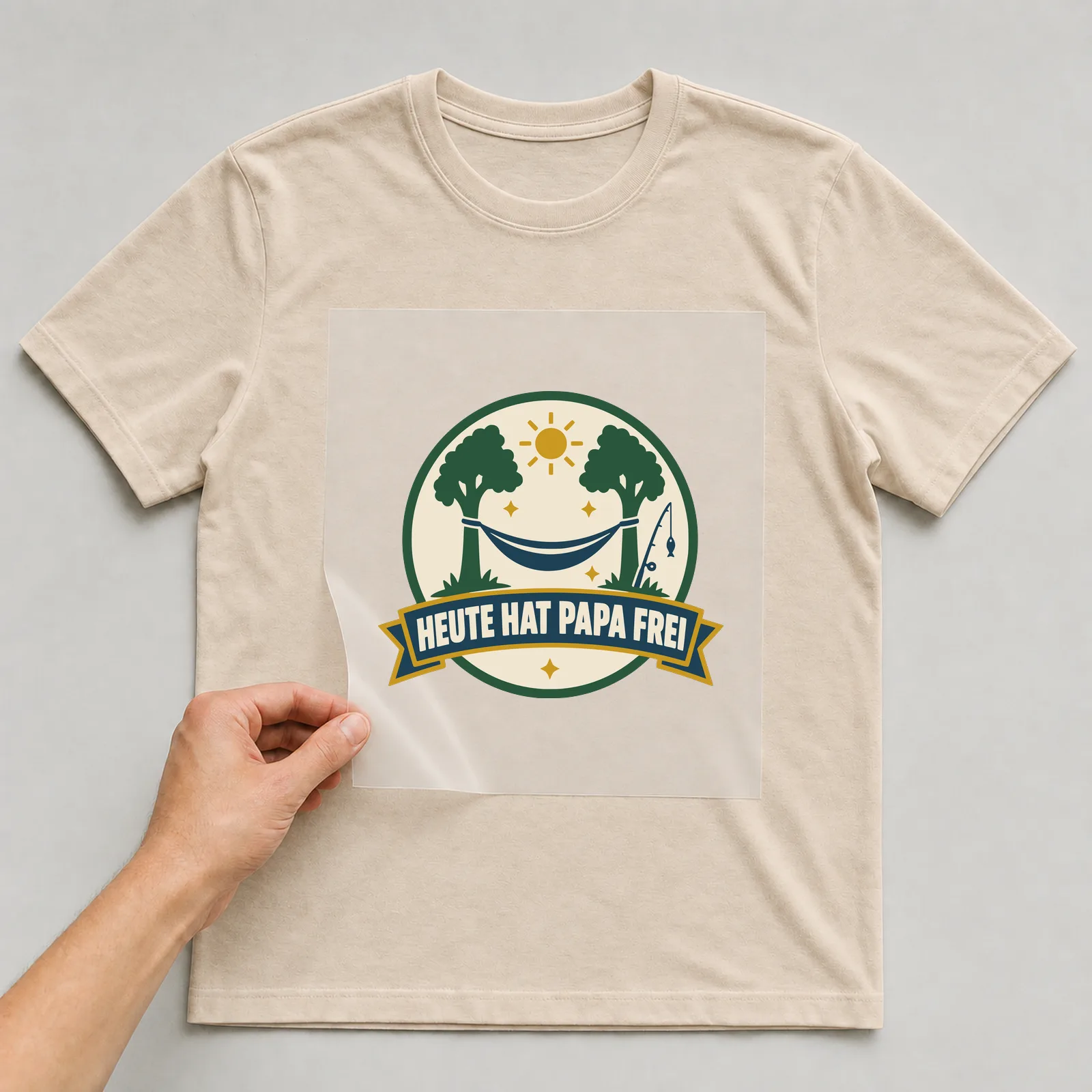 Bügelbild Heute hat Papa frei auf beigem T-Shirt, Folie wird aufgelegt