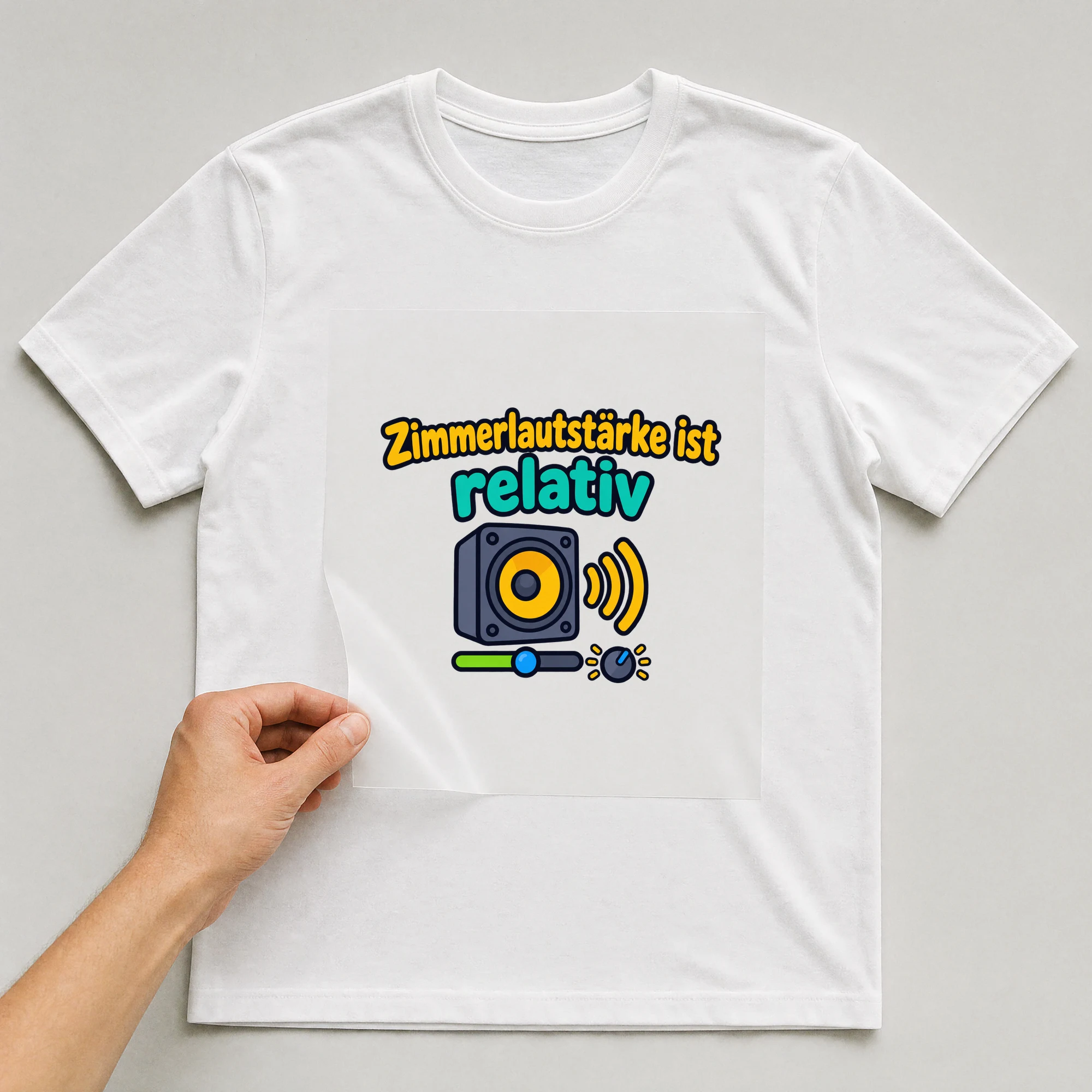 Bügelbild „Zimmerlautstärke ist relativ“ auf weißem T-Shirt, Folie wird aufgelegt