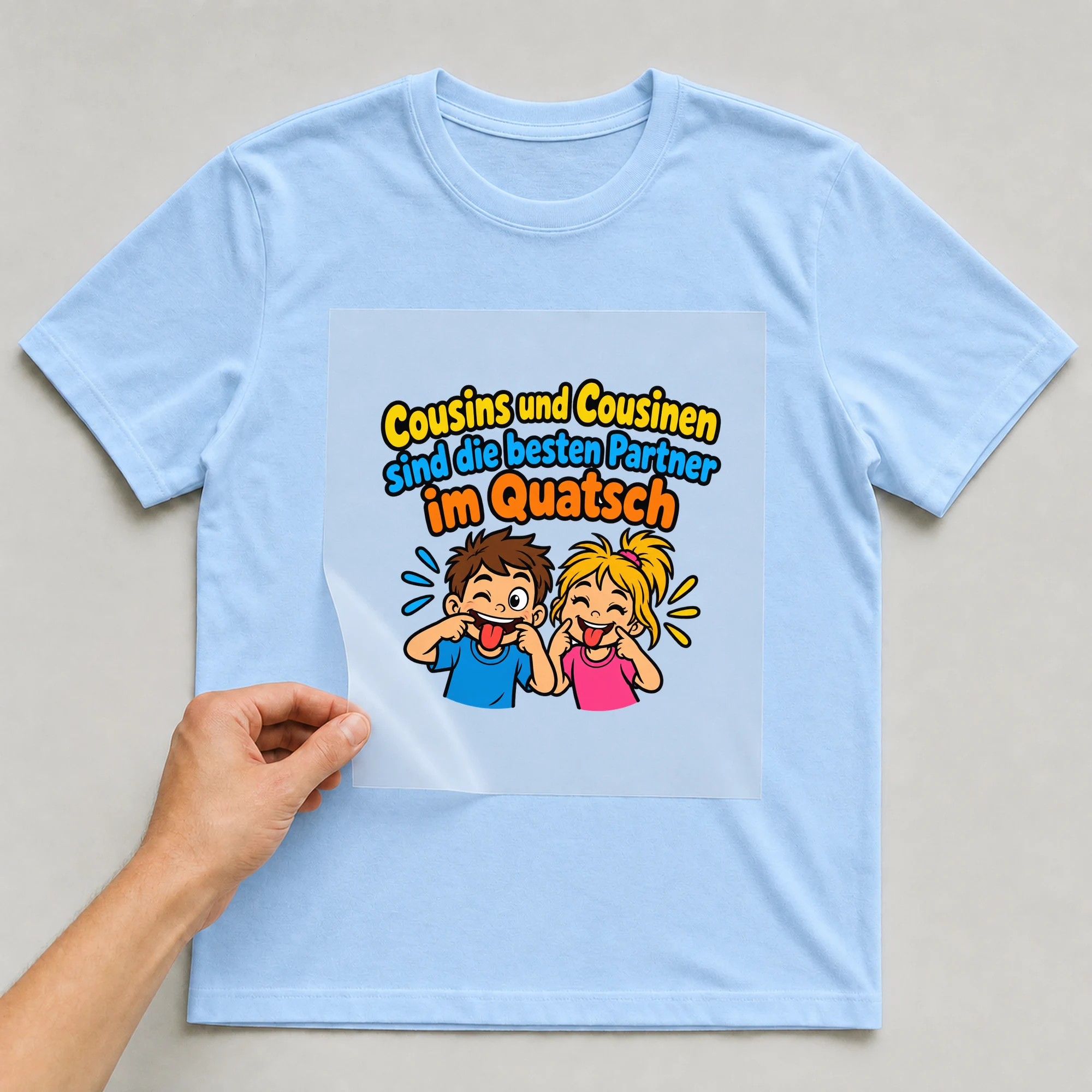 Bügelbild „Cousins und Cousinen sind die besten Partner im Quatsch“ auf babyblauem T-Shirt, Folie wird aufgelegt