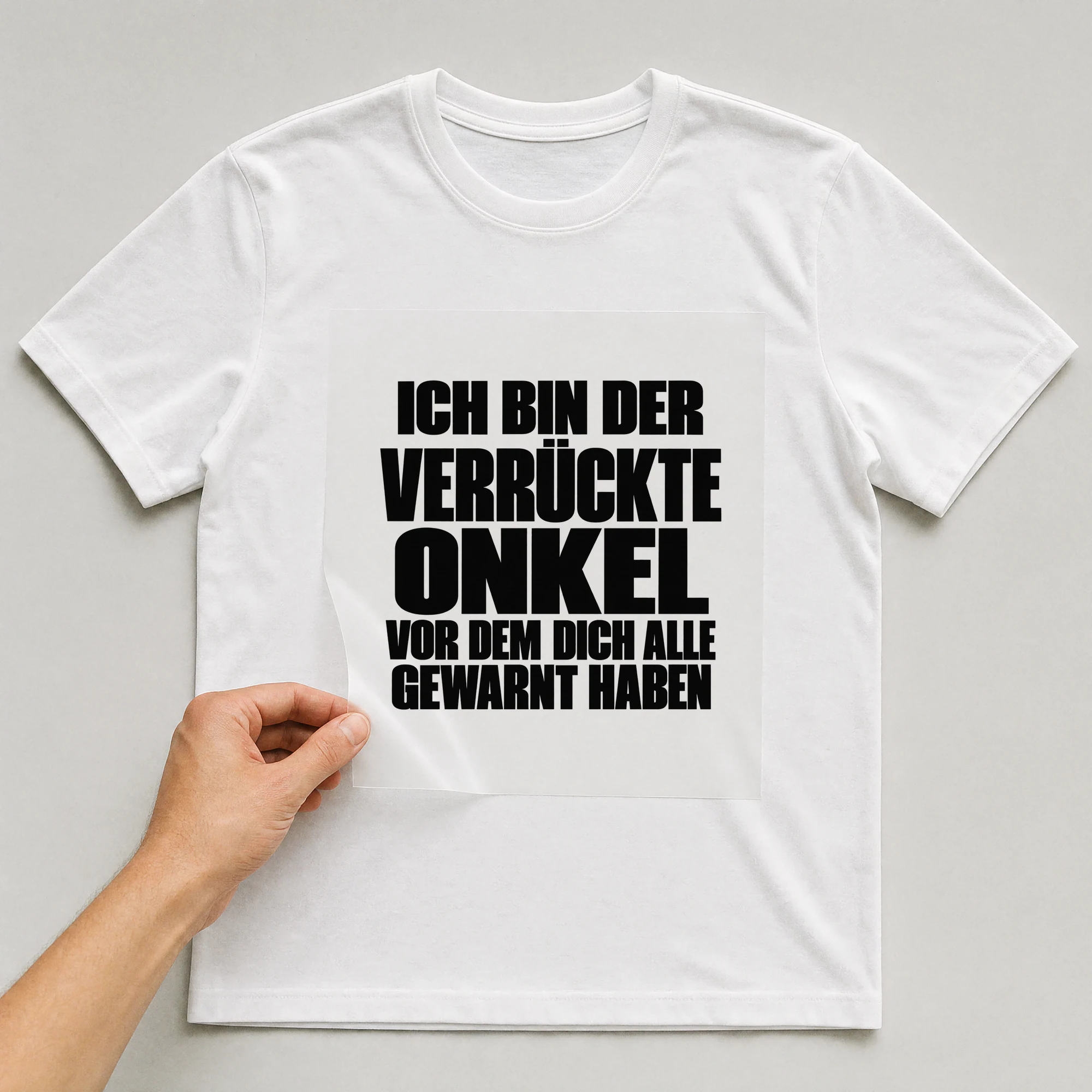 Bügelbild „Ich bin der verrückte Onkel vor dem dich alle gewarnt haben“ auf weißem T-Shirt, Folie wird aufgelegt