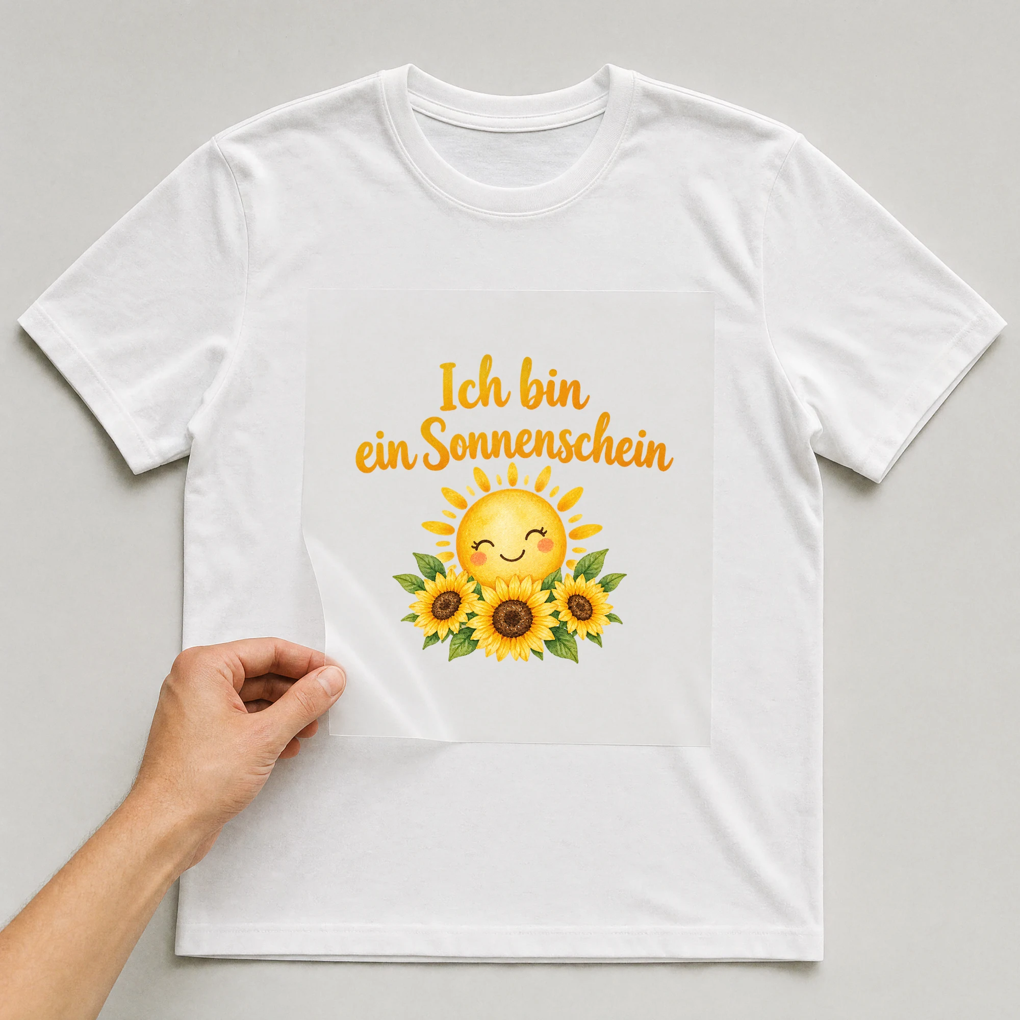 Bügelbild „Ich bin ein Sonnenschein“ auf weißem T-Shirt, Folie wird aufgelegt