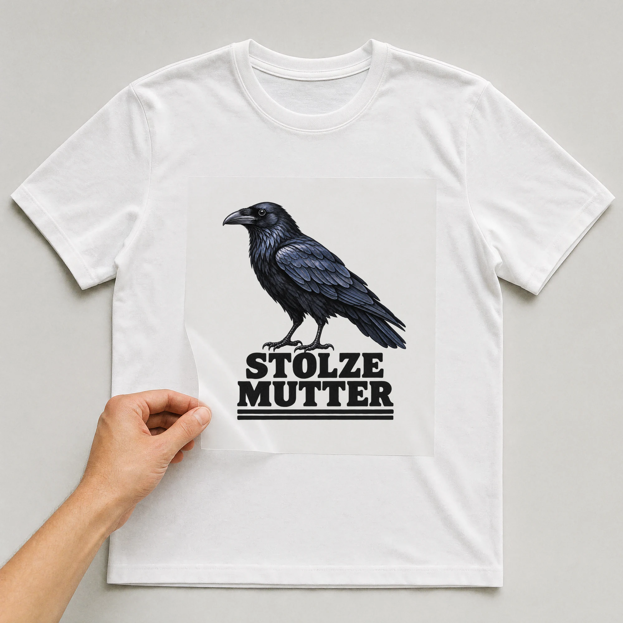 Bügelbild „Stolze Mutter“ auf weißem T-Shirt, Folie wird aufgelegt