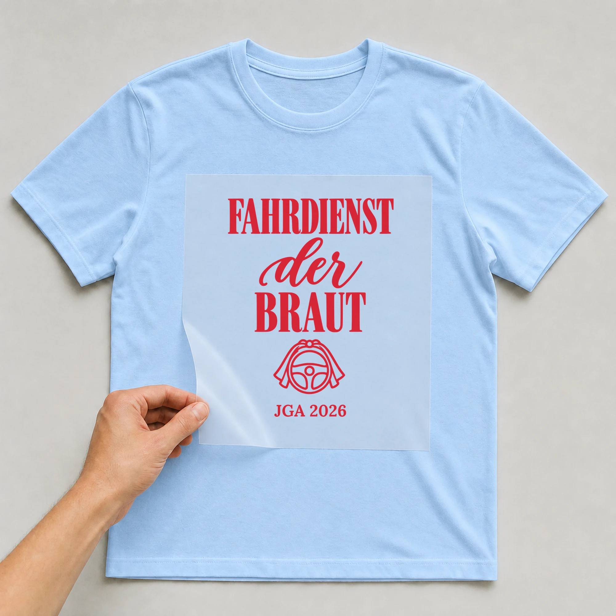 Bügelbild Fahrdienst der Braut mit Jahr auf hellblauem T-Shirt, Folie wird aufgelegt