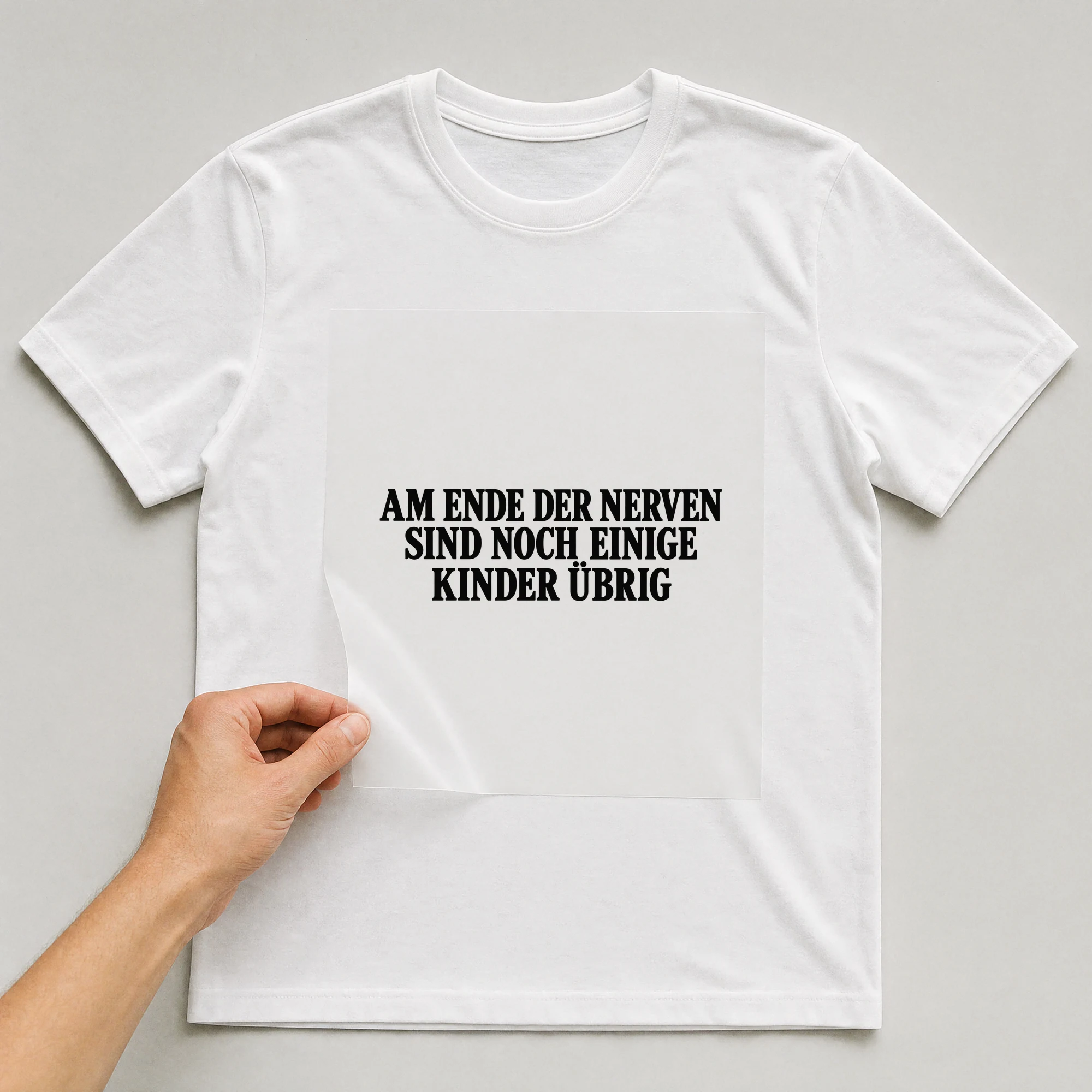 Bügelbild „Am Ende Der Nerven Sind Noch Einige Kinder Übrig“ auf weißem T-Shirt, Folie wird aufgelegt
