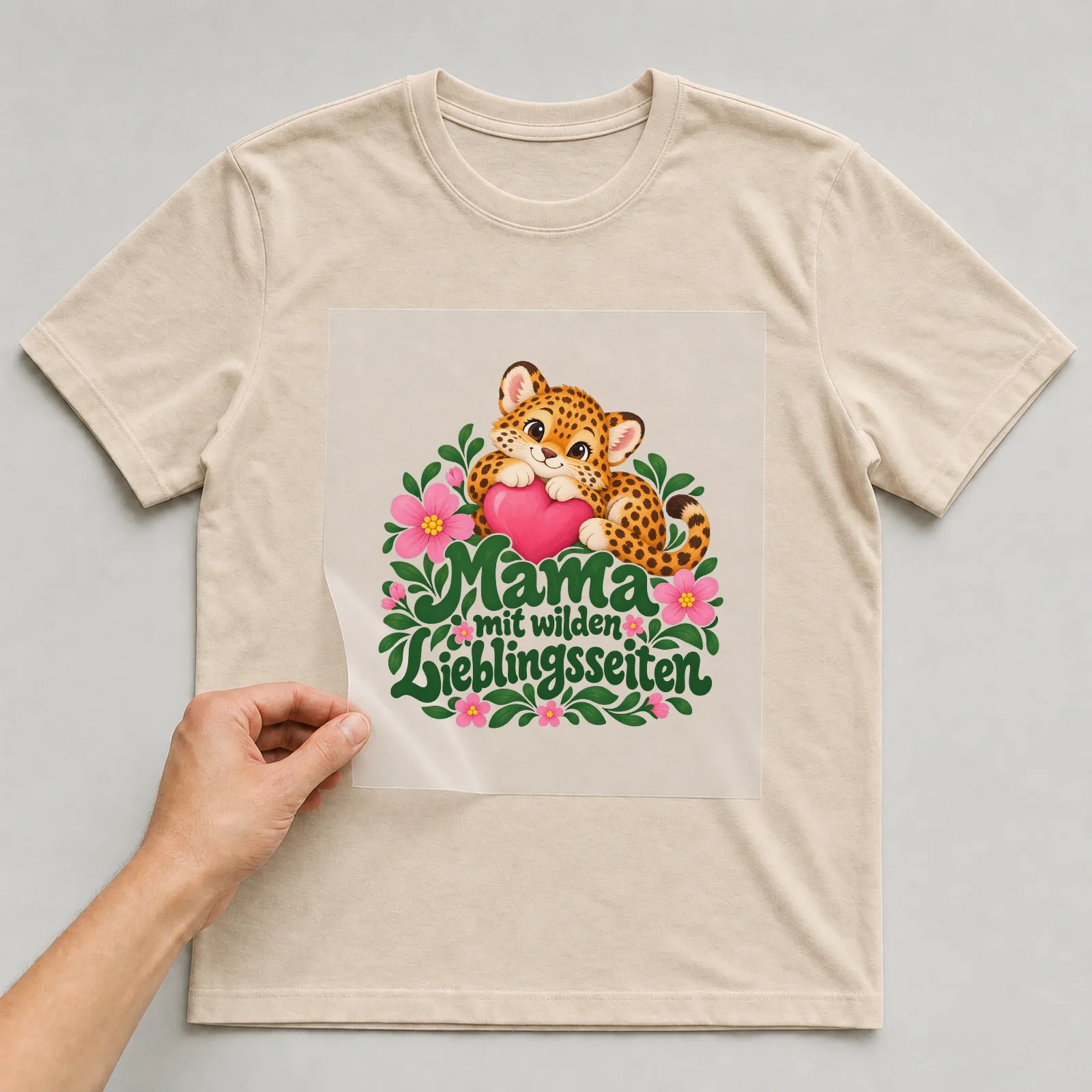 Bügelbild „Mama mit wilden Lieblingsseiten“ auf beigem T-Shirt, Folie wird aufgelegt
