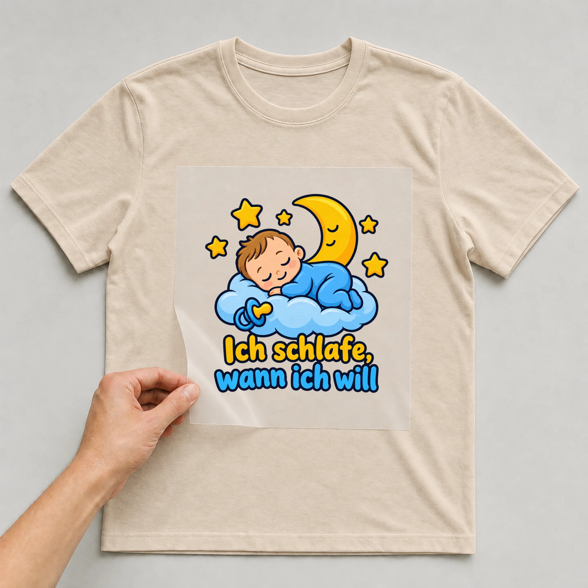 Bügelbild „Ich schlafe, wann ich will“ auf beigem T-Shirt, Folie wird aufgelegt