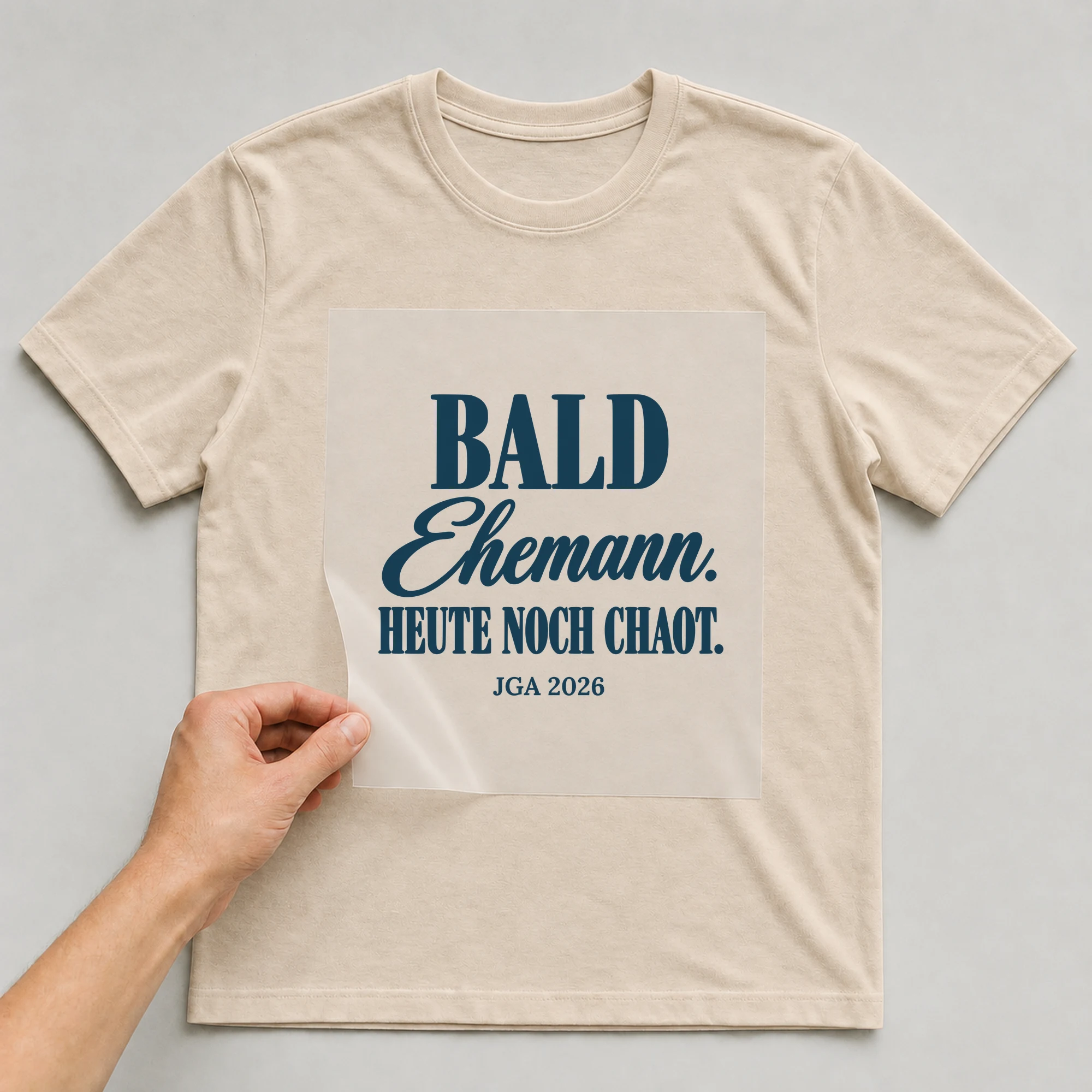 Bügelbild Bald Ehemann. Heute noch Chaot mit Jahr auf beigem T-Shirt, Folie wird aufgelegt