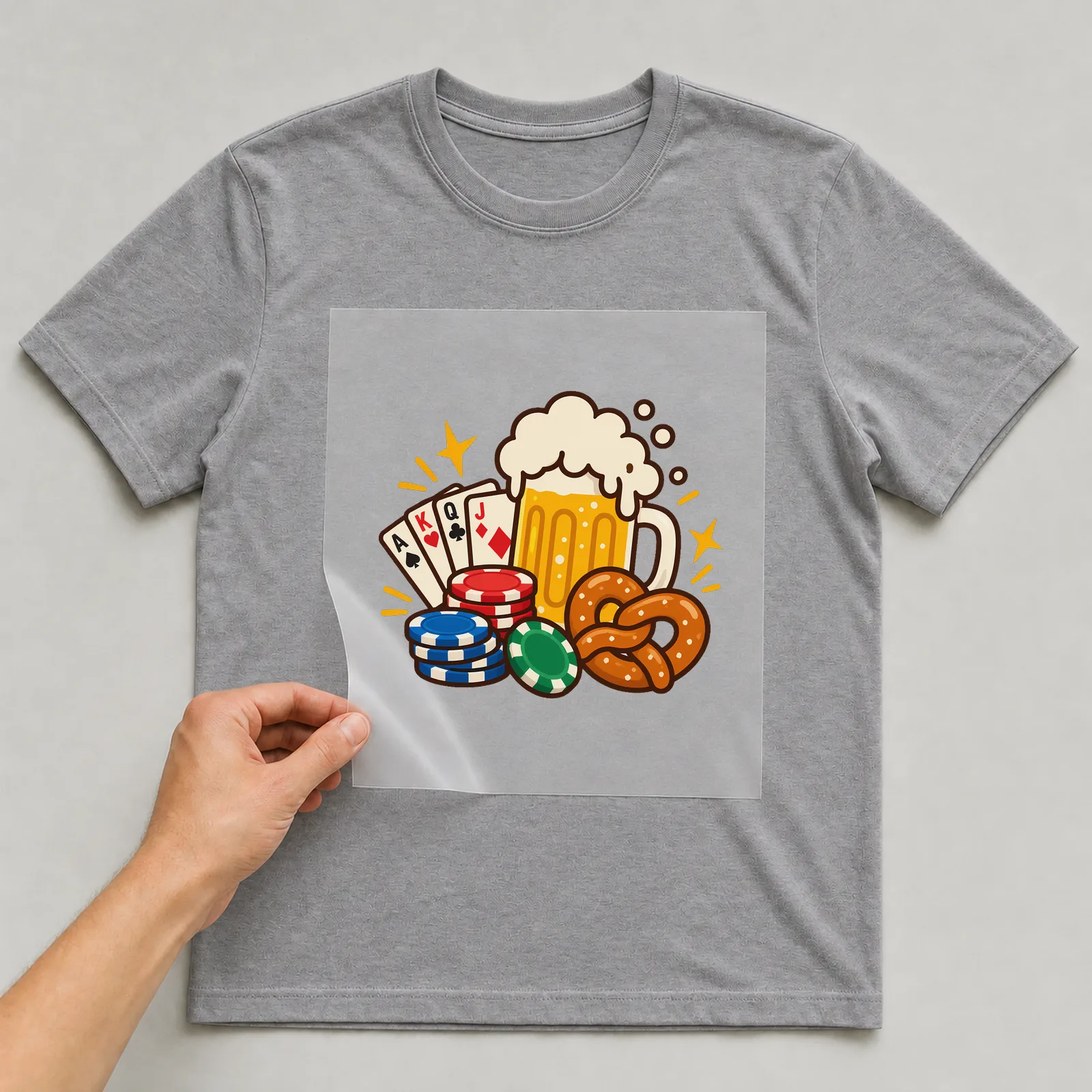 Bügelbild freundschaft bier karten brezel auf grauem T-Shirt, Folie wird aufgelegt