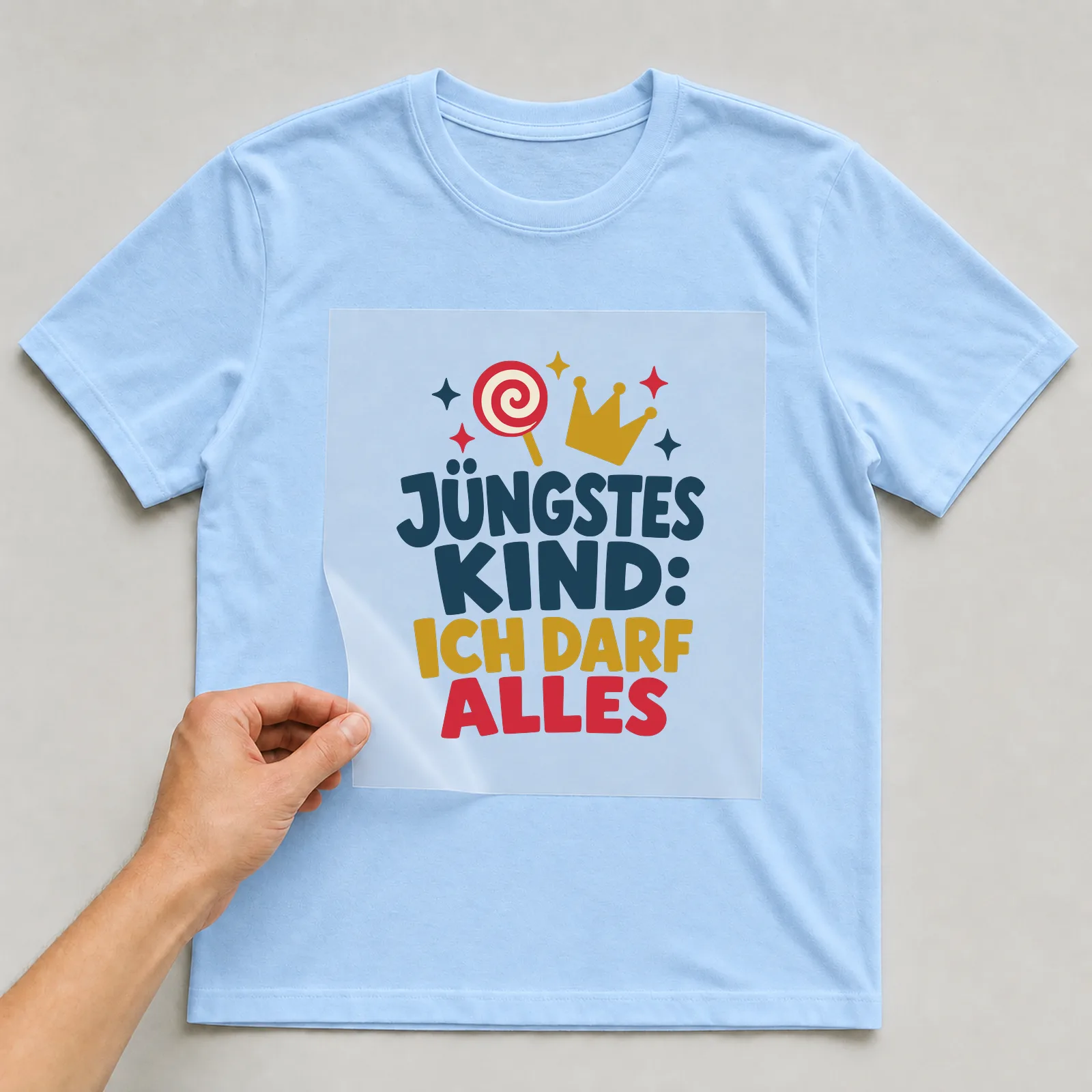 Bügelbild Jüngstes Kind: Ich darf alles auf hellblauem T-Shirt, Folie wird aufgelegt
