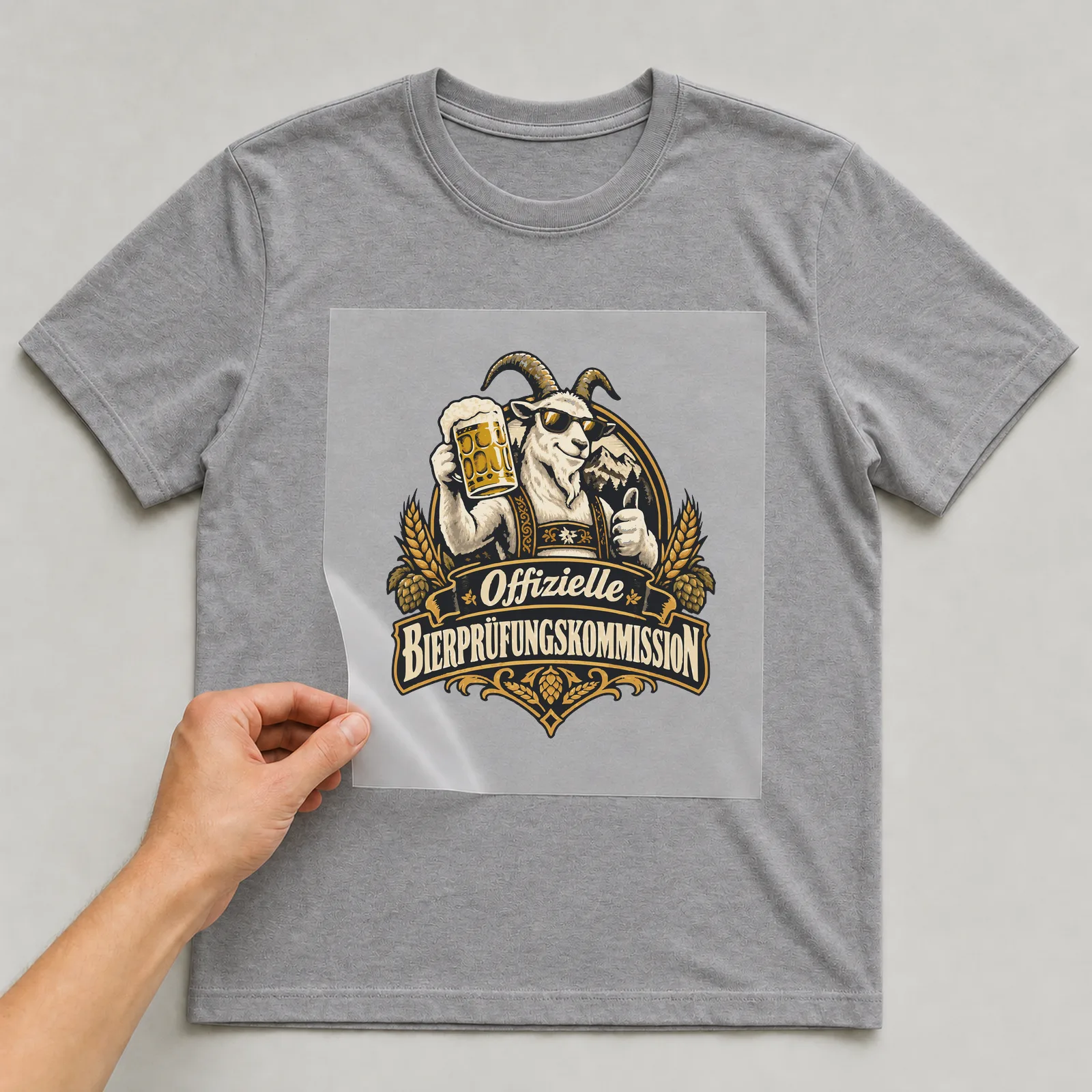 Bügelbild Offizielle Bierprüfungskommission auf grauem T-Shirt, Folie wird aufgelegt
