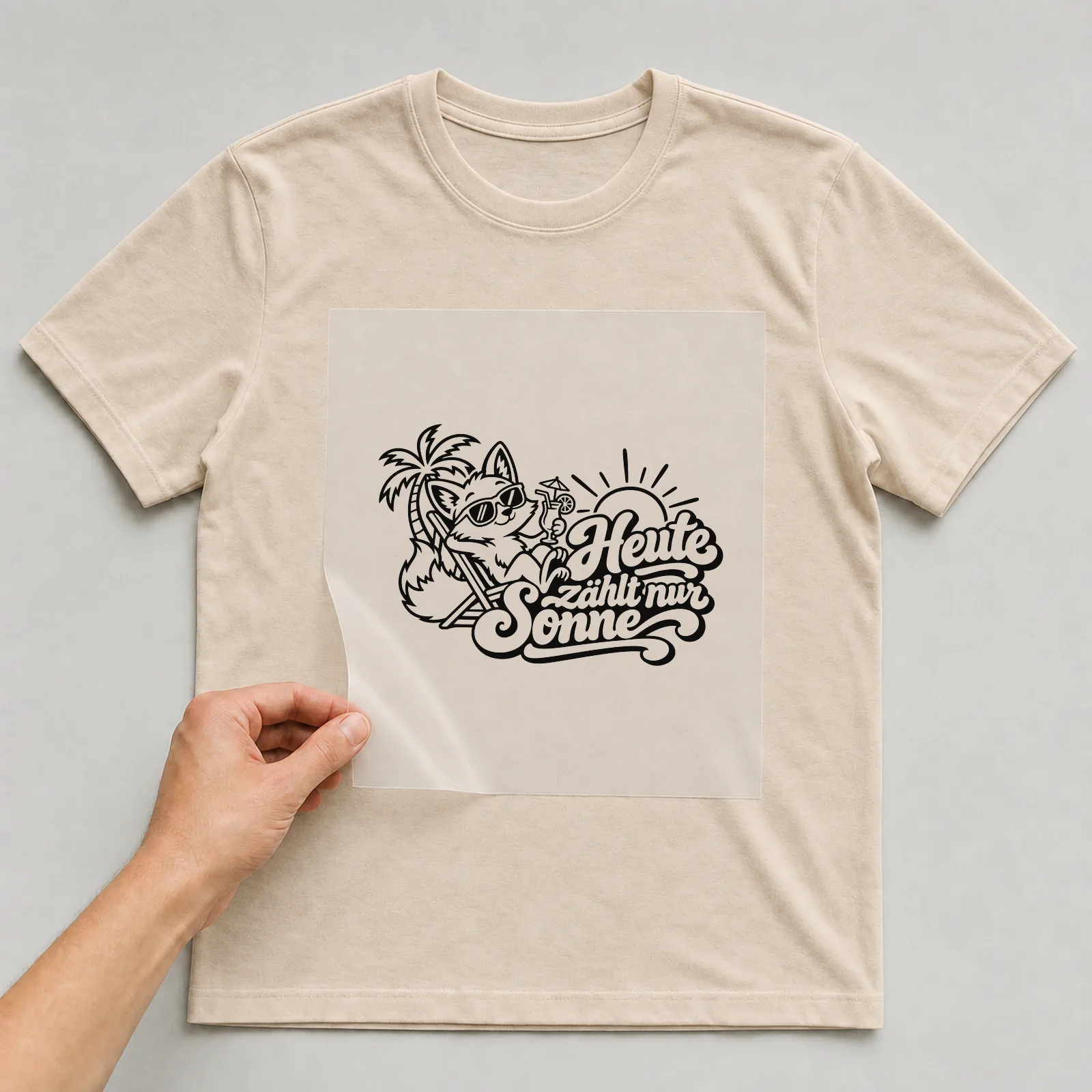 Bügelbild „Heute zählt nur Sonne“ auf beigem T-Shirt, Folie wird aufgelegt