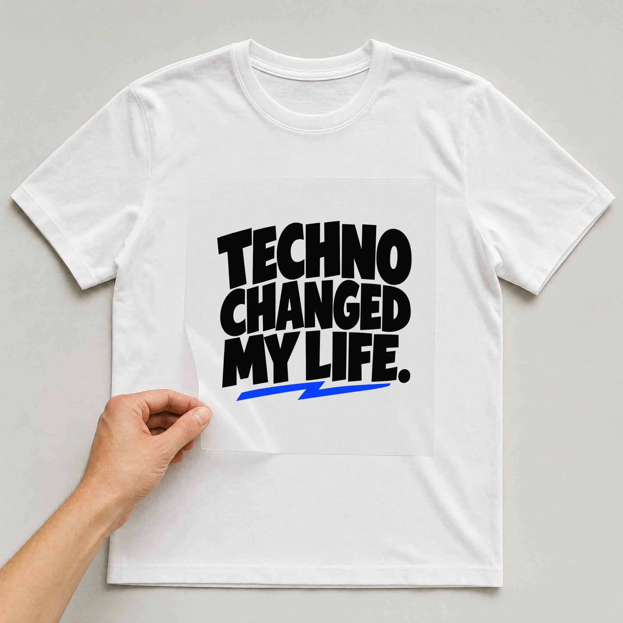 Bügelbild „Techno Changed My Life.“ auf weißem T-Shirt, Folie wird aufgelegt