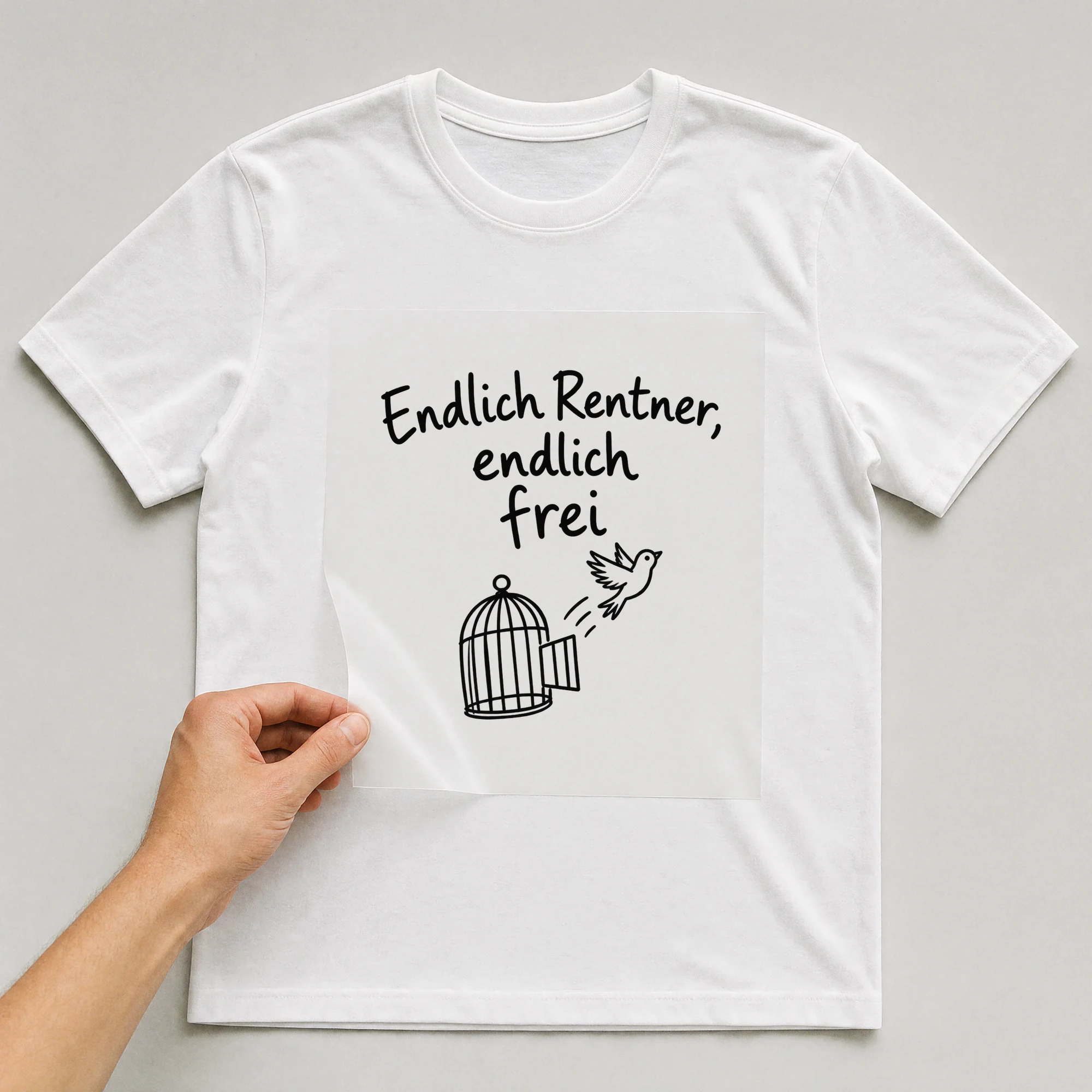 Bügelbild „Endlich rentner endlich frei“ auf weißem T-Shirt, Folie wird aufgelegt