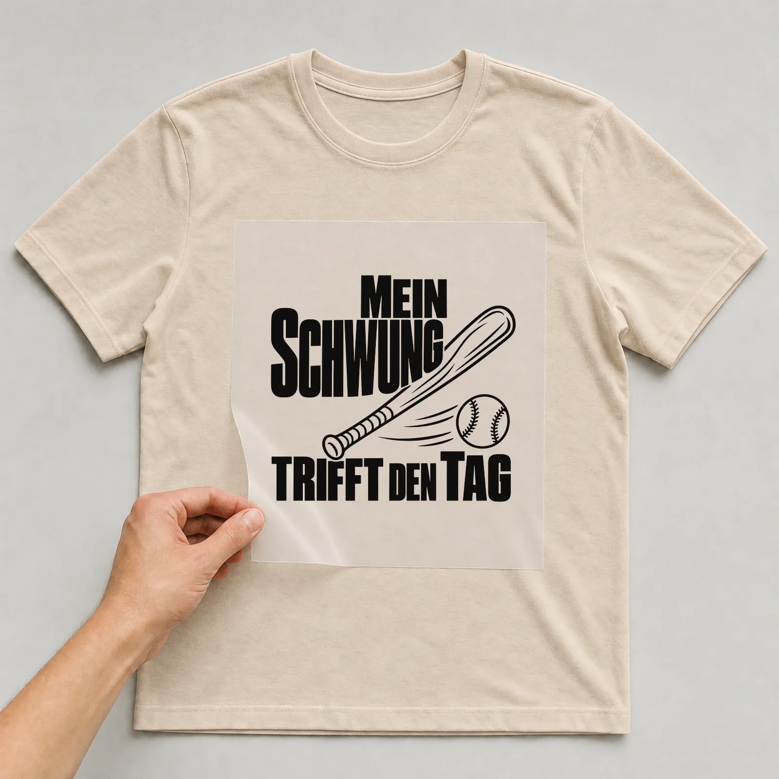 Bügelbild „Mein Schwung trifft den Tag“ auf beigem T-Shirt, Folie wird aufgelegt