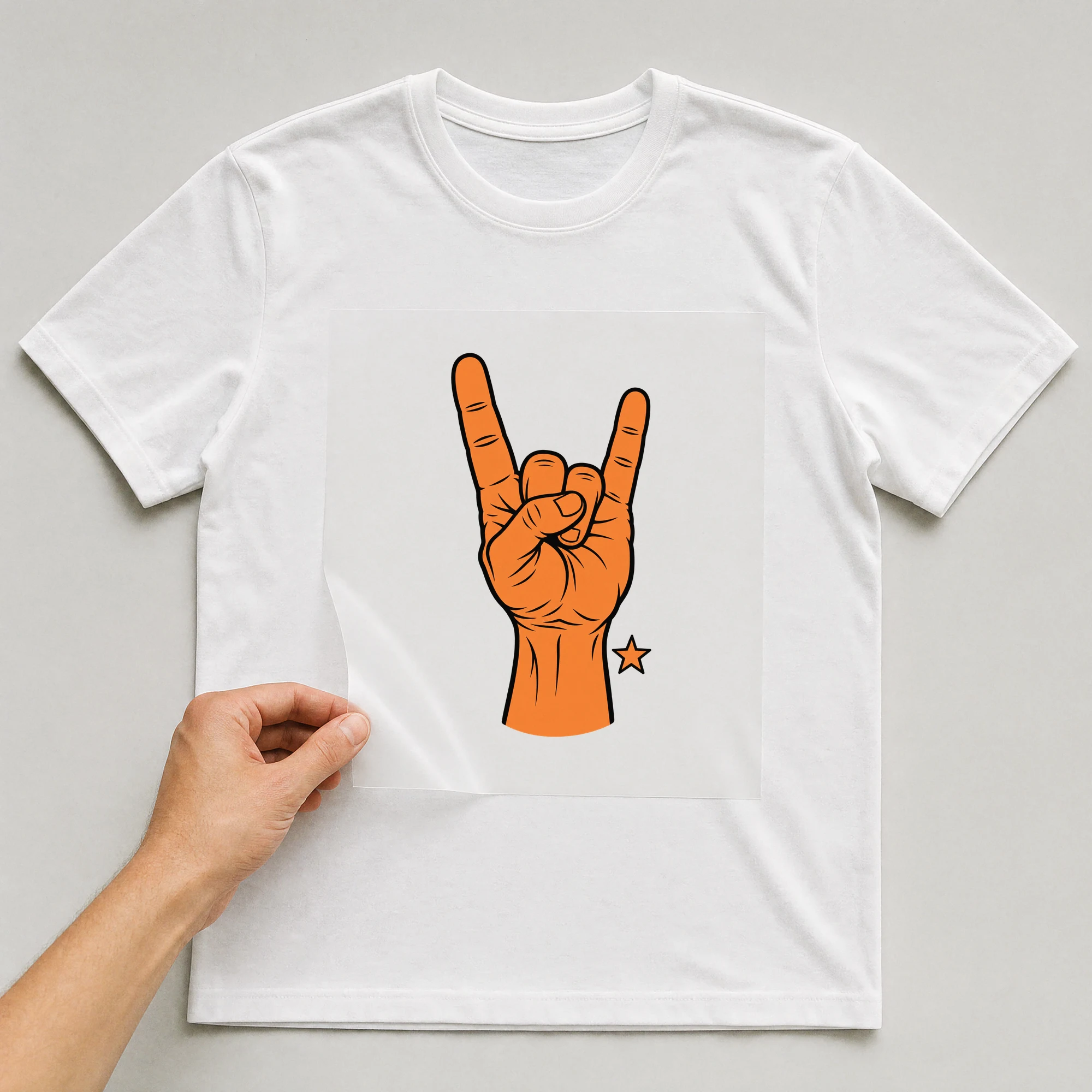 Bügelbild „Rockstar Symbol“ auf weißem T-Shirt, Folie wird aufgelegt