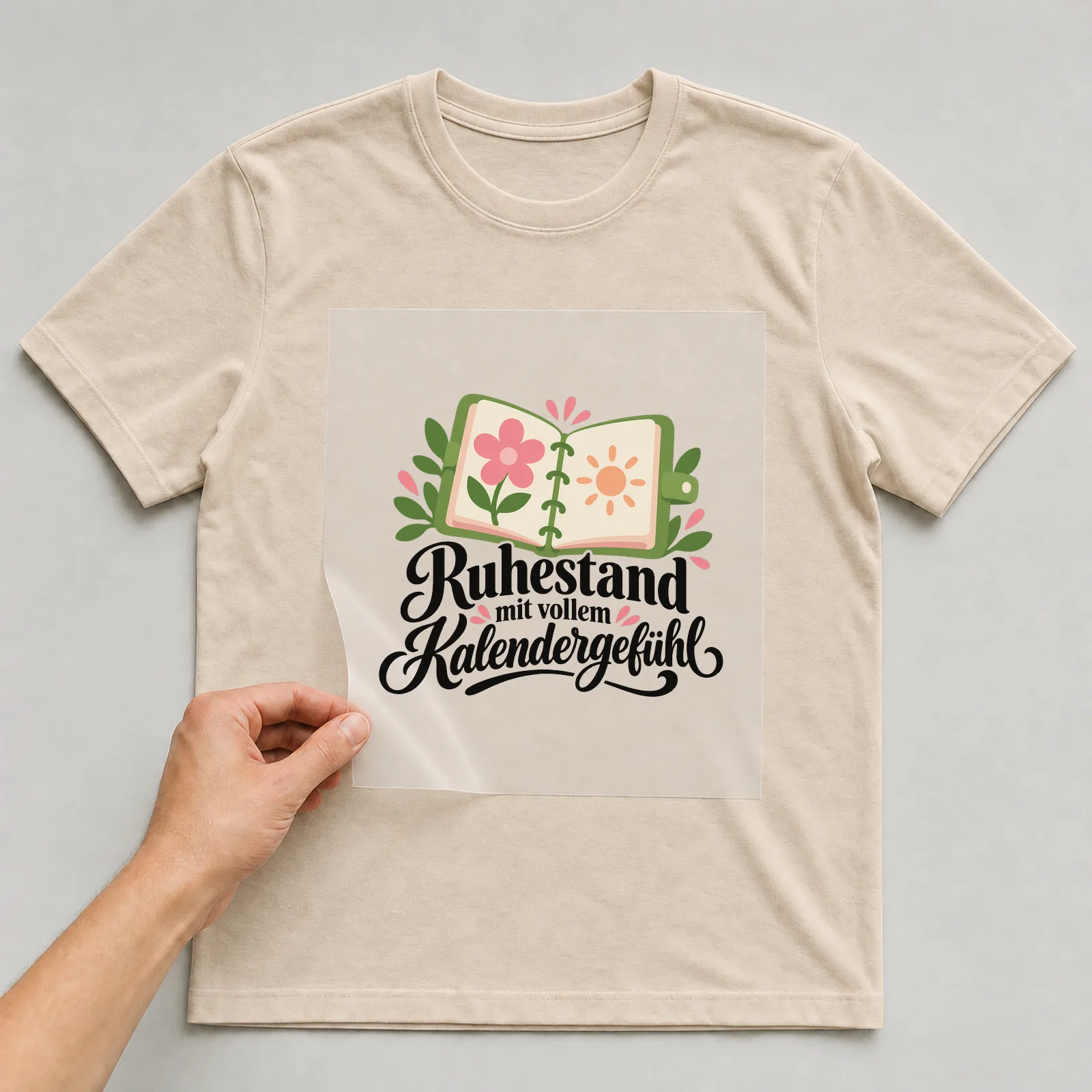 Bügelbild „Ruhestand mit vollem Kalendergefühl“ auf beigem T-Shirt, Folie wird aufgelegt