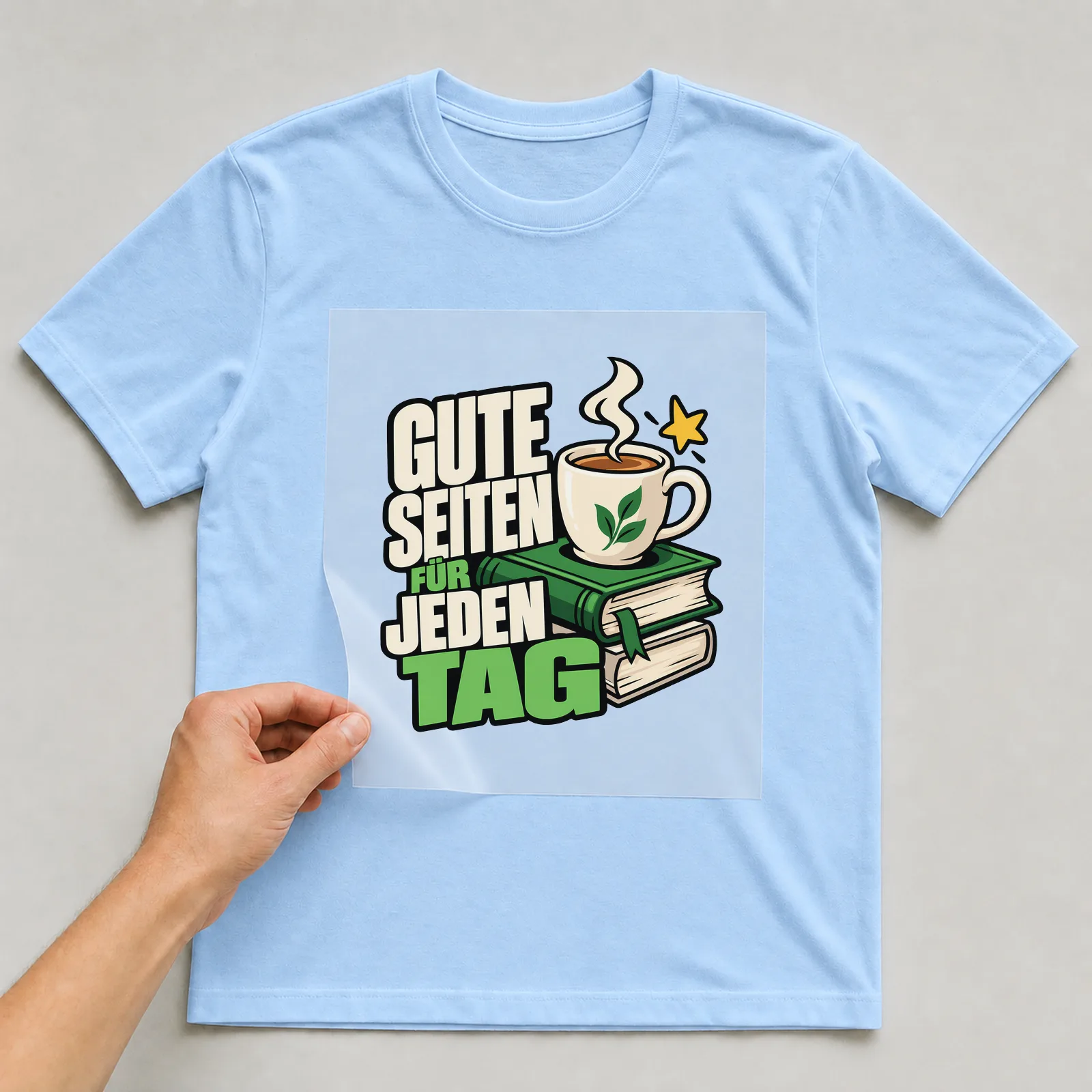 Bügelbild „Gute Seiten für jeden Tag“ auf hellblauem T-Shirt, Folie wird aufgelegt