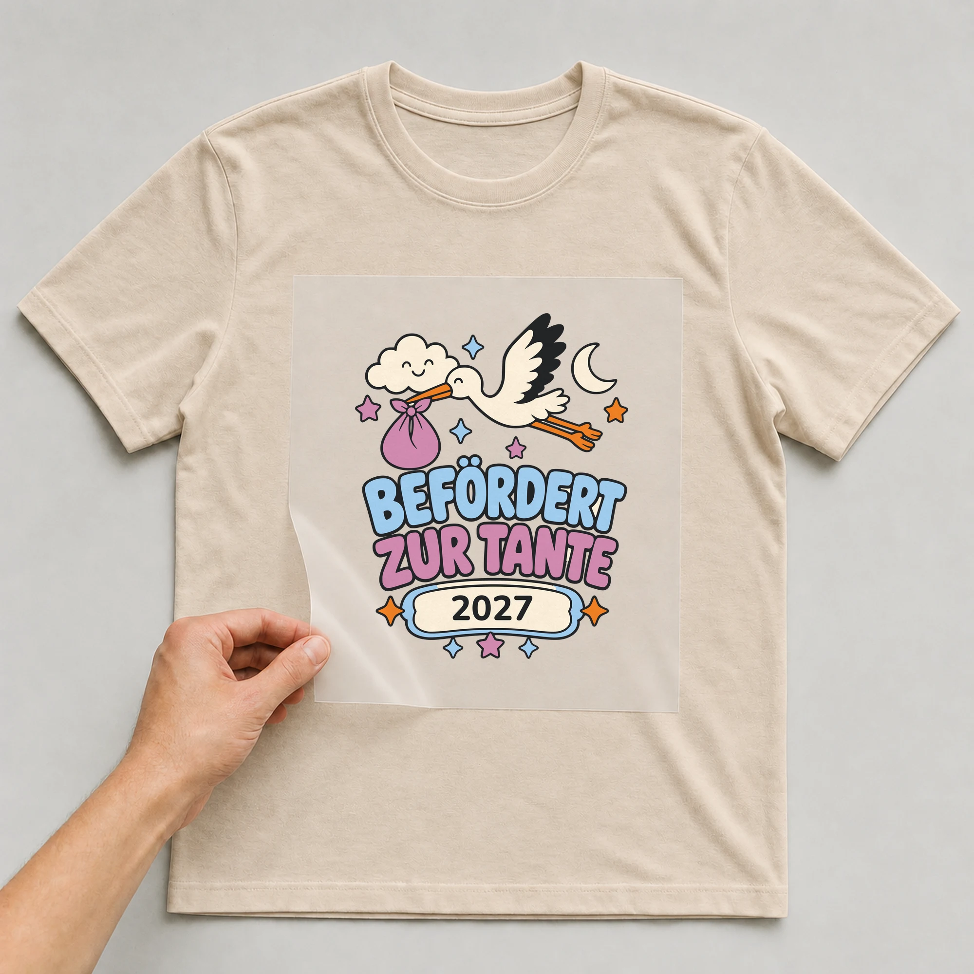 Bügelbild Befördert zur Tante mit Jahr auf beigem T-Shirt, Folie wird aufgelegt