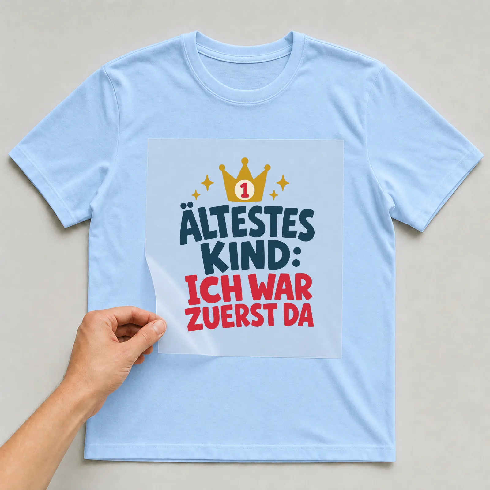 Bügelbild Ältestes Kind: Ich war zuerst da auf hellblauem T-Shirt, Folie wird aufgelegt