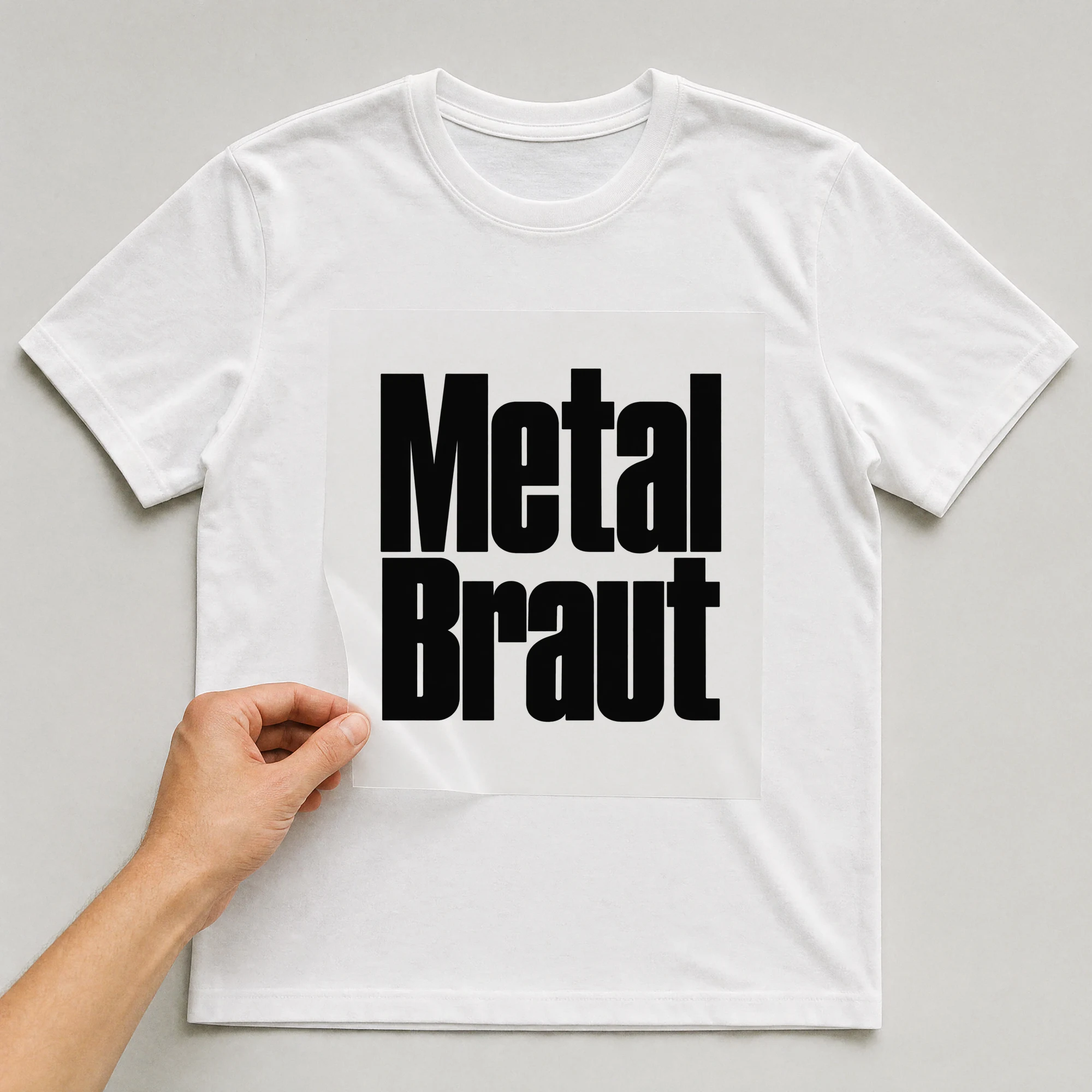 Bügelbild „Metal Braut“ auf weißem T-Shirt, Folie wird aufgelegt
