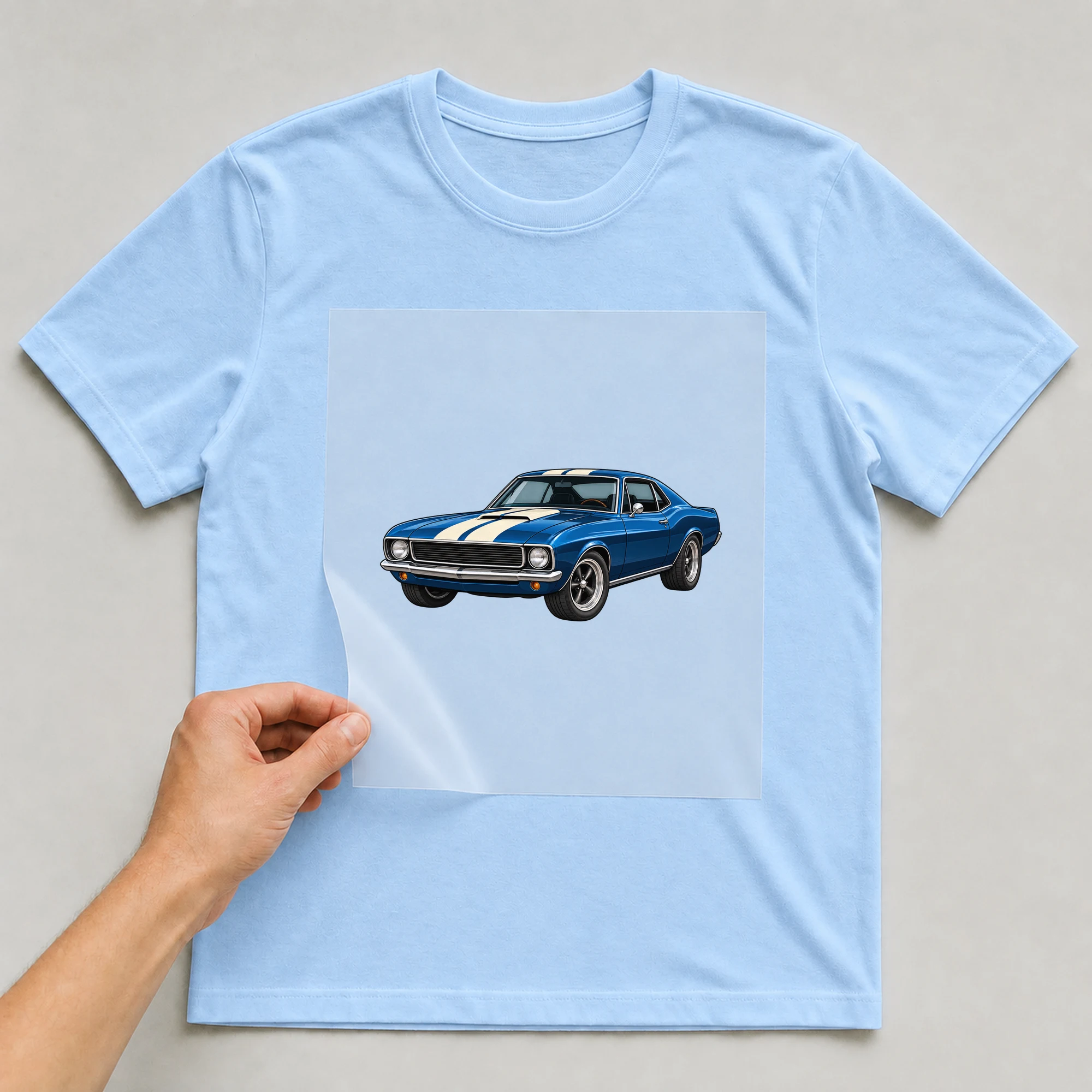 Bügelbild „American Muscle Car“ auf babyblauem T-Shirt, Folie wird aufgelegt