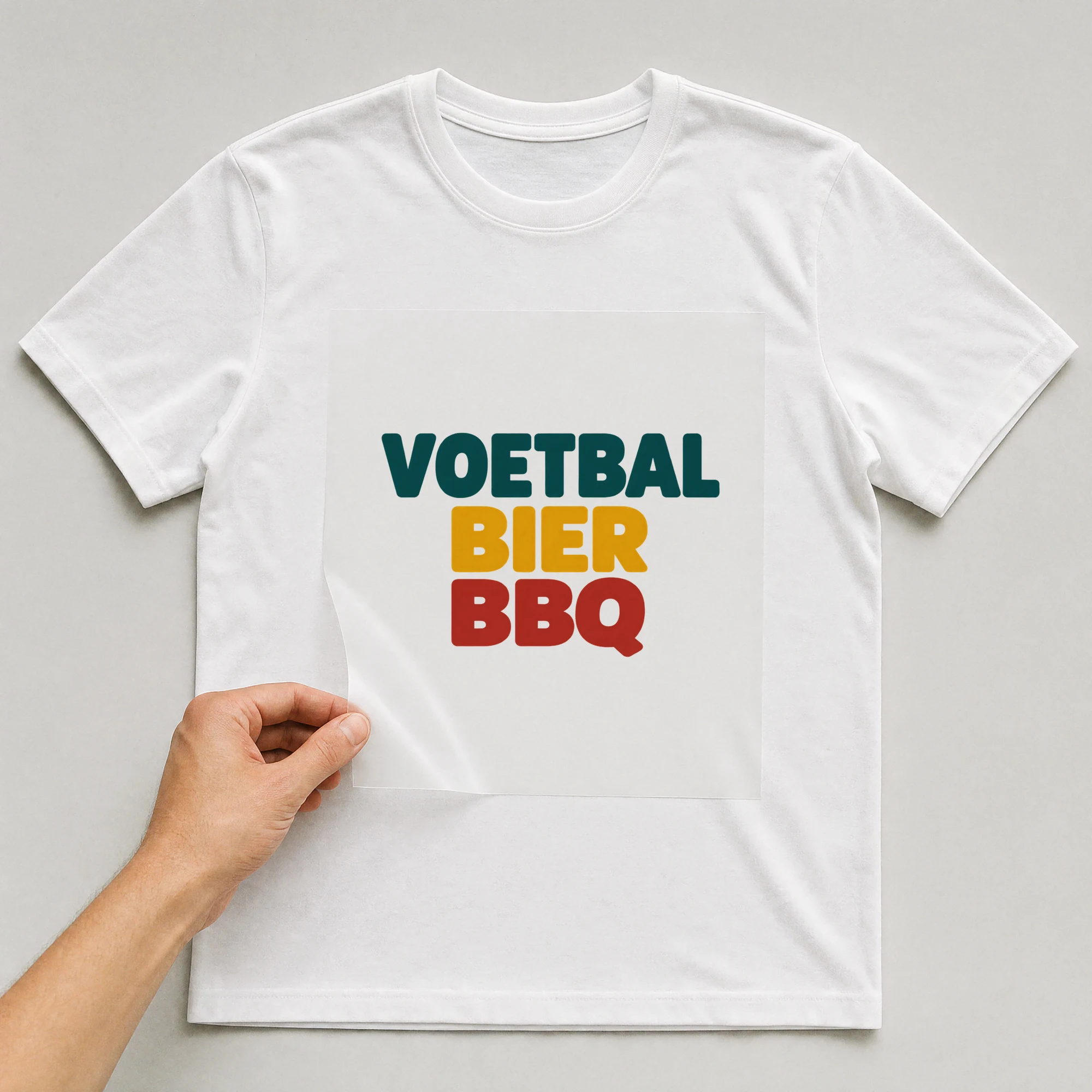 Bügelbild „Voetbal Bier Bbq“ auf weißem T-Shirt, Folie wird aufgelegt