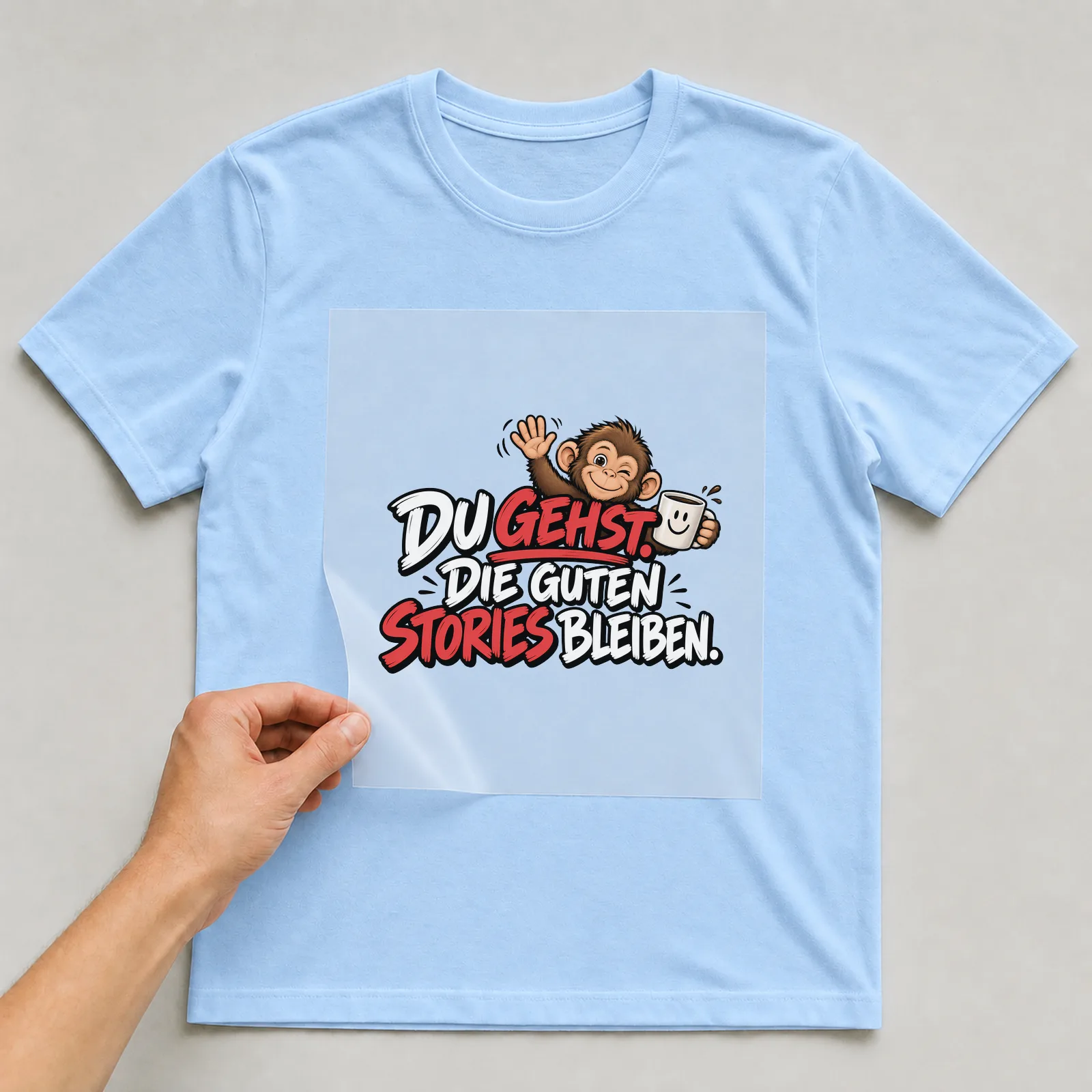 Bügelbild „Du gehst. Die guten Stories bleiben.“ auf hellblauem T-Shirt, Folie wird aufgelegt