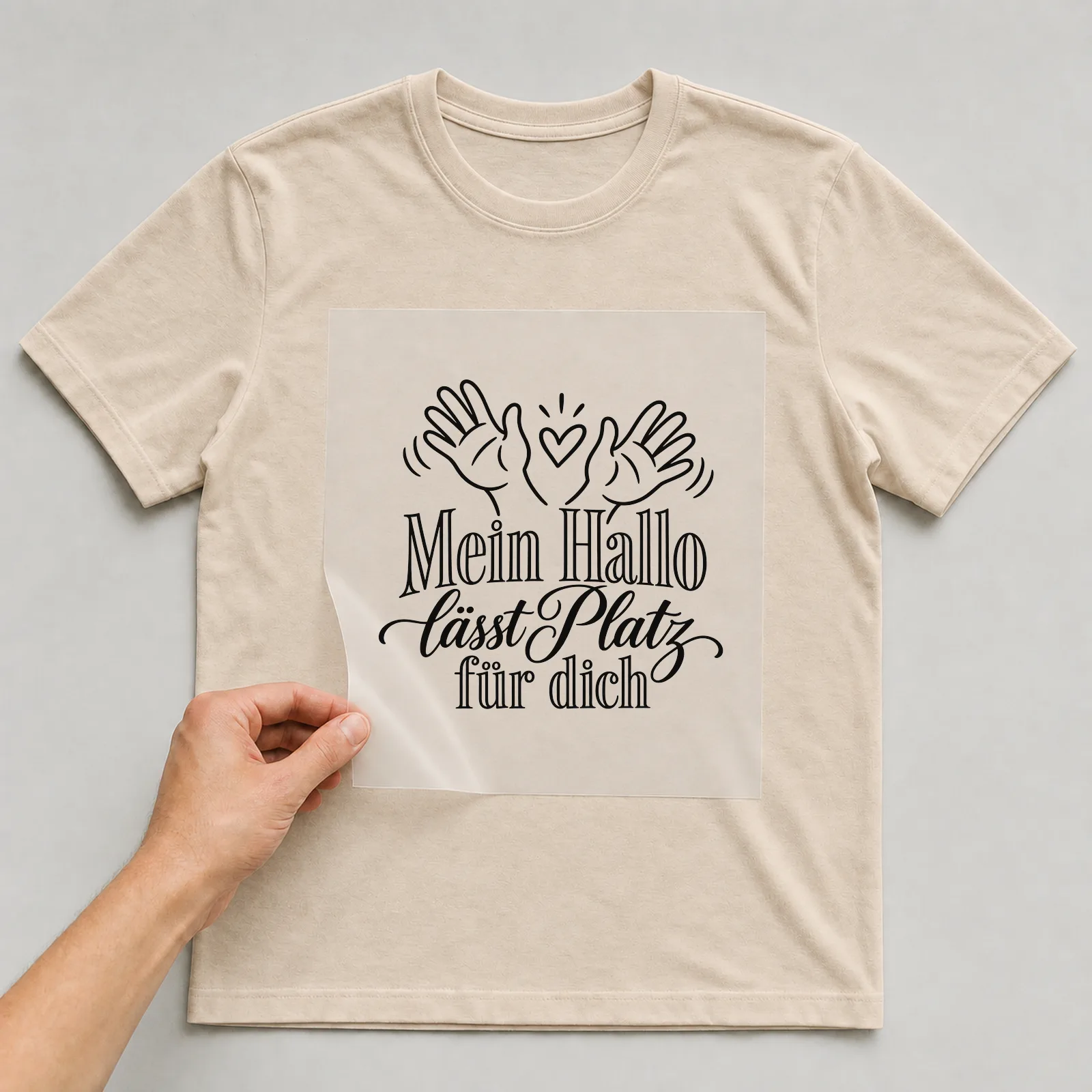 Bügelbild „Mein Hallo lässt Platz für dich“ auf beigem T-Shirt, Folie wird aufgelegt