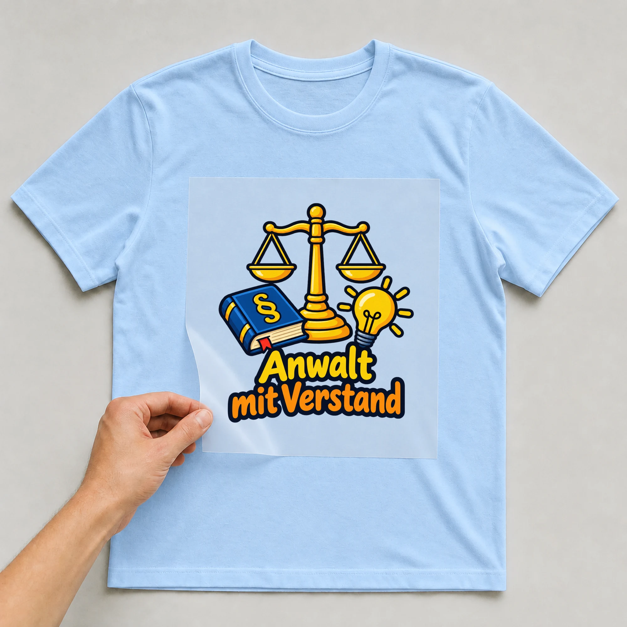 Bügelbild „Anwalt mit Verstand“ auf babyblauem T-Shirt, Folie wird aufgelegt
