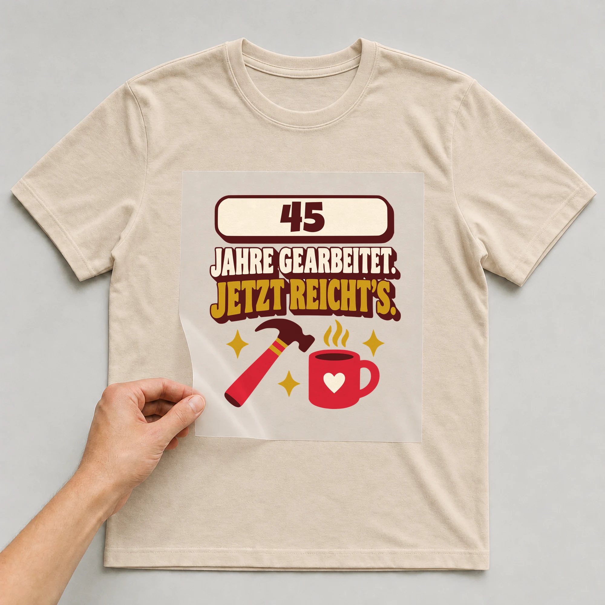 Bügelbild Jahre gearbeitet. Jetzt reicht’s. mit Zahl auf beigem T-Shirt, Folie wird aufgelegt