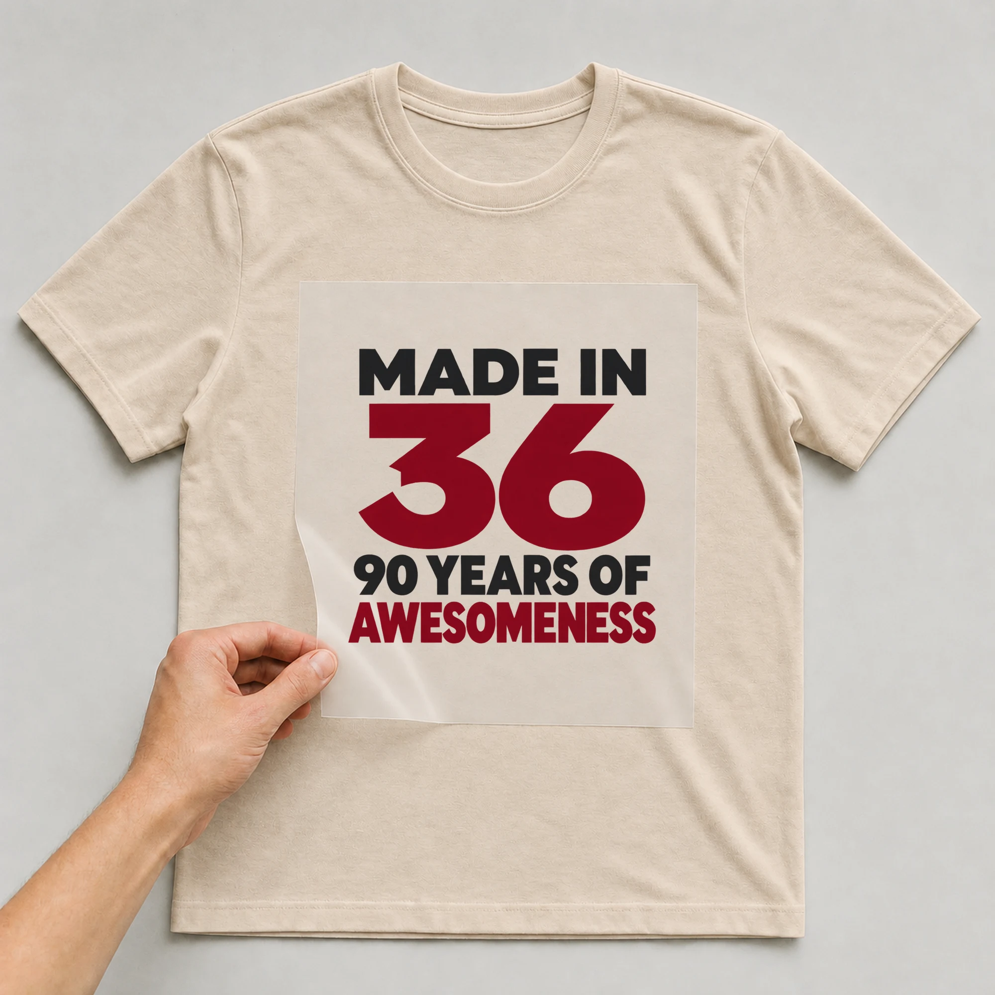 Bügelbild „Made In 36 90 Years Of Awesomeness“ auf beigem T-Shirt, Folie wird aufgelegt