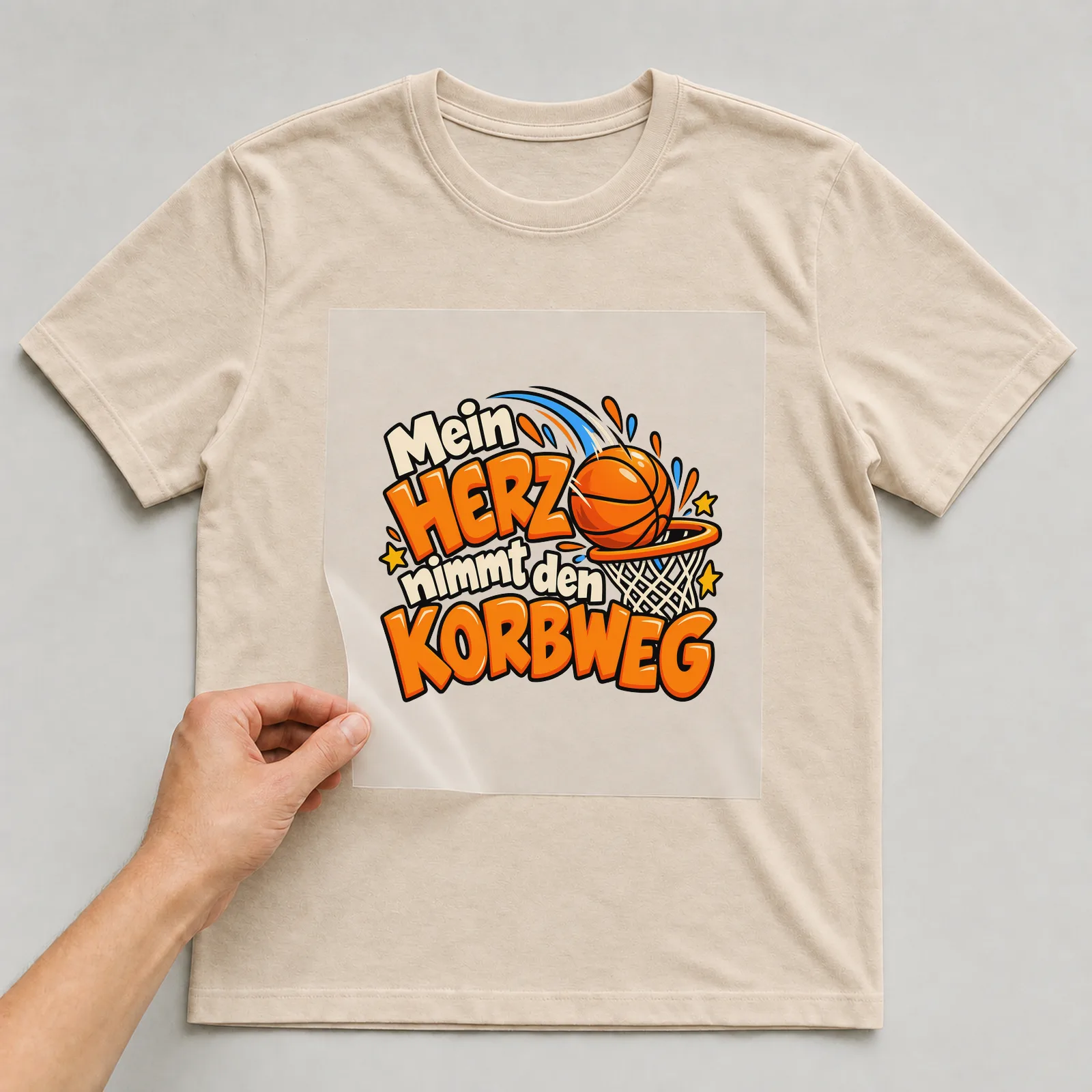 Bügelbild „Mein Herz nimmt den Korbweg“ auf beigem T-Shirt, Folie wird aufgelegt