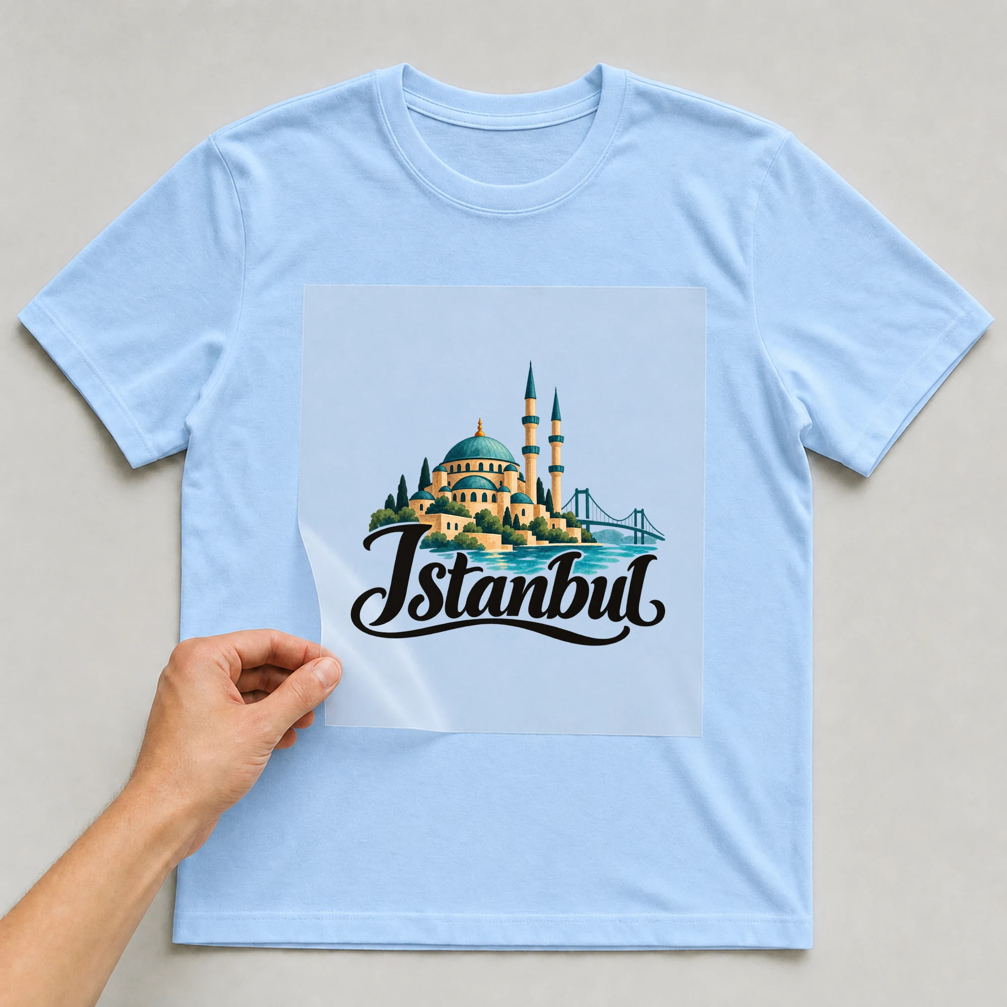 Bügelbild „Istanbul“ auf babyblauem T-Shirt, Folie wird aufgelegt