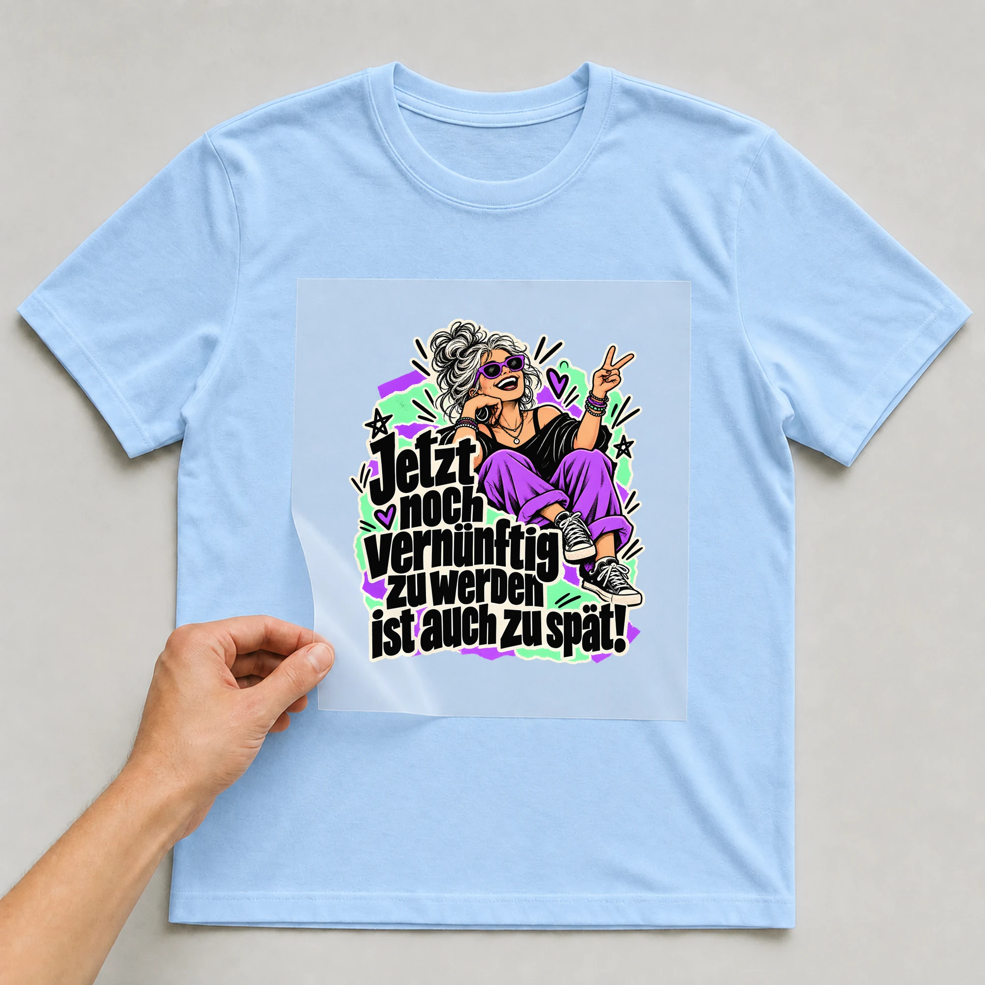 Bügelbild „Jetzt noch vernünftig zu werden ist auch zu spät!“ auf babyblauem T-Shirt, Folie wird aufgelegt